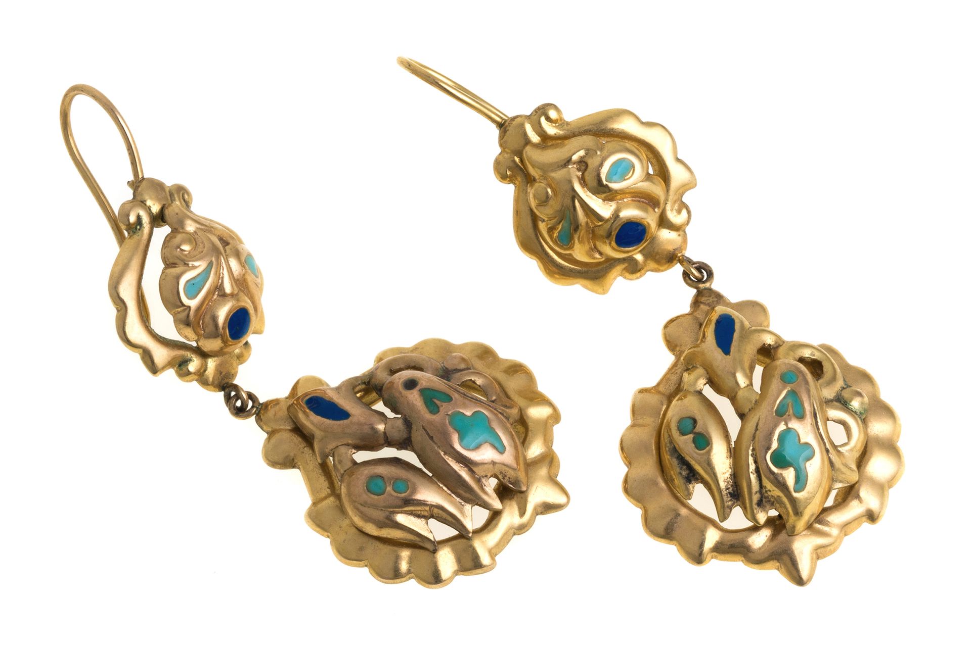 Null 耳环一对


12K黄金，颤动，装饰有绿色和蓝色珐琅。


长度5厘米，总重量6.60克。