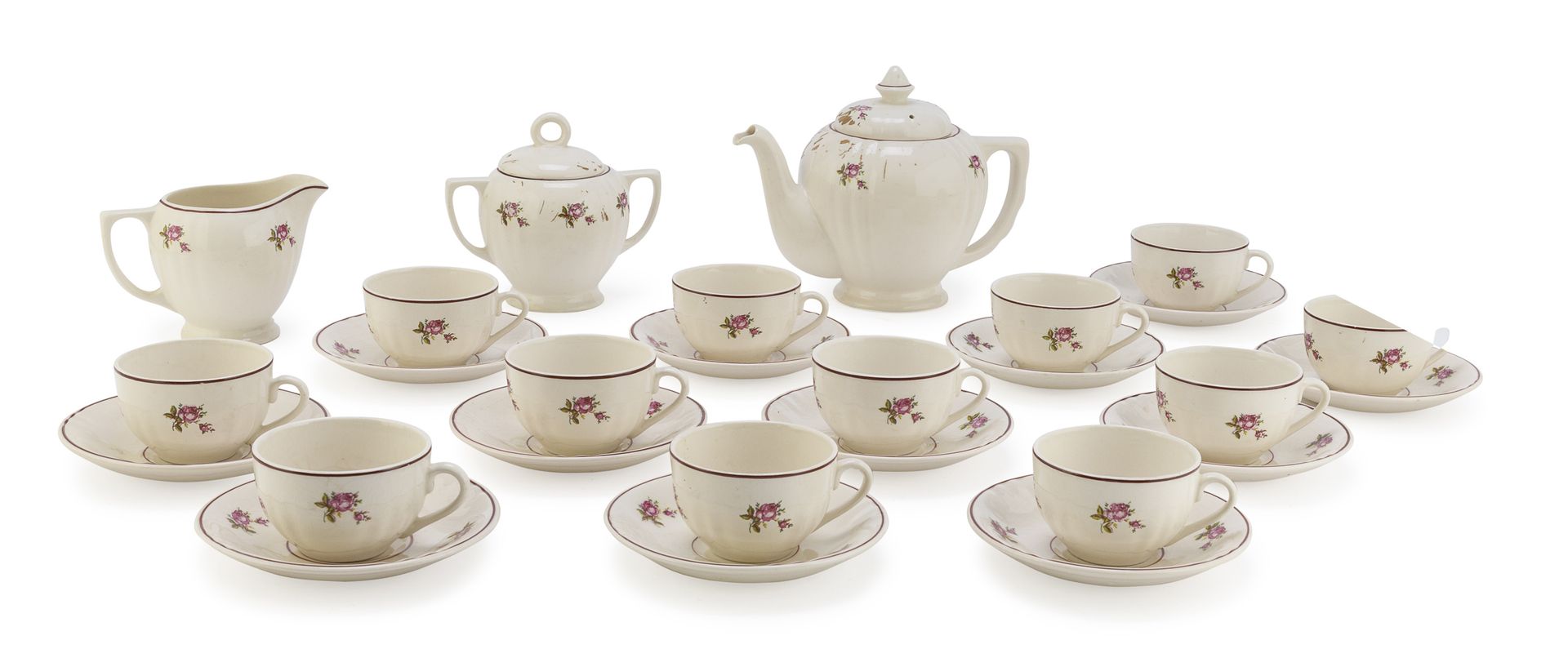 Null 陶瓷茶具，20世纪


白色珐琅和多色，有玫瑰装饰。由茶壶、奶油壶、糖碗和十二个杯子及茶托组成。


底下的品牌名称。


茶壶尺寸为18 x 23 &hellip;