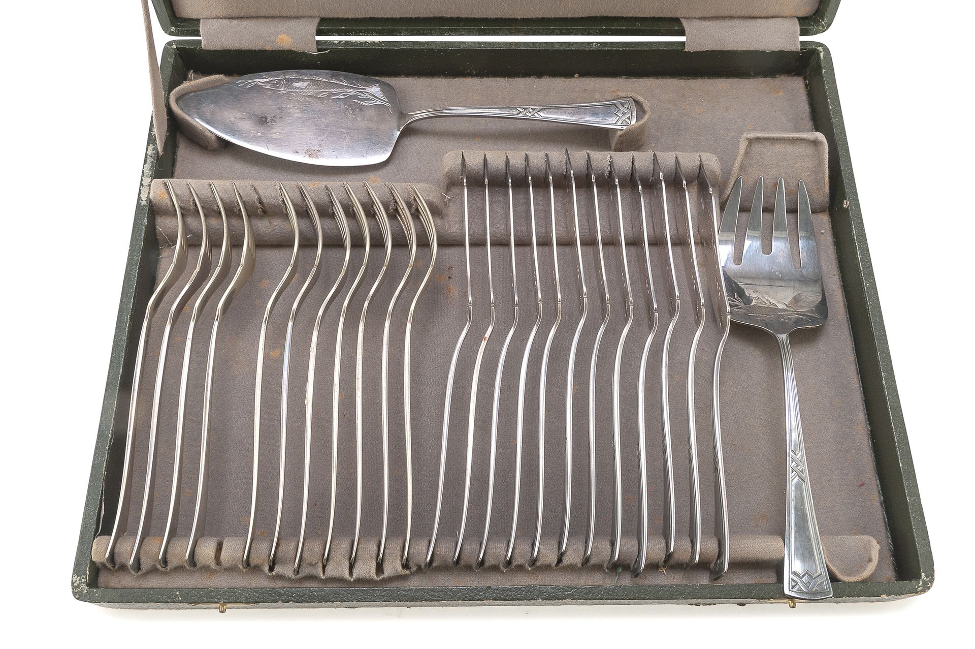 Null 镀银鱼餐具服务，20世纪


装饰着交织在一起的植物和鱼。由十二把刀，十一把叉，一把铲子和一把叉组成。原始包装。


调色板长度为26厘米。