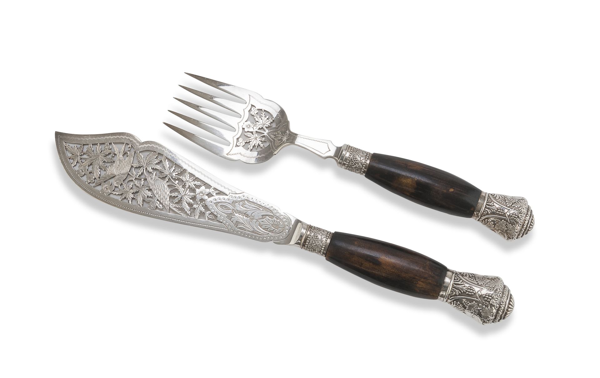 Null 两件角豆和银盘鱼餐具，印有谢菲尔德1863/1874年的标志


被追逐和刺穿的藤芽和蕨类植物。


银匠John Round & Sons。


刀&hellip;