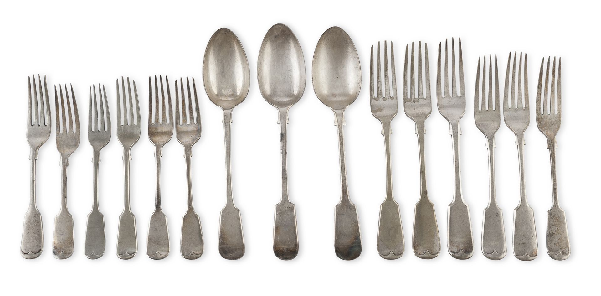 Null 联合王国19世纪银制餐具综合拍品


包括二十四把叉子，二十三把小叉子和七个勺子


共54件。


勺子长度为22厘米，总重量为2748克。