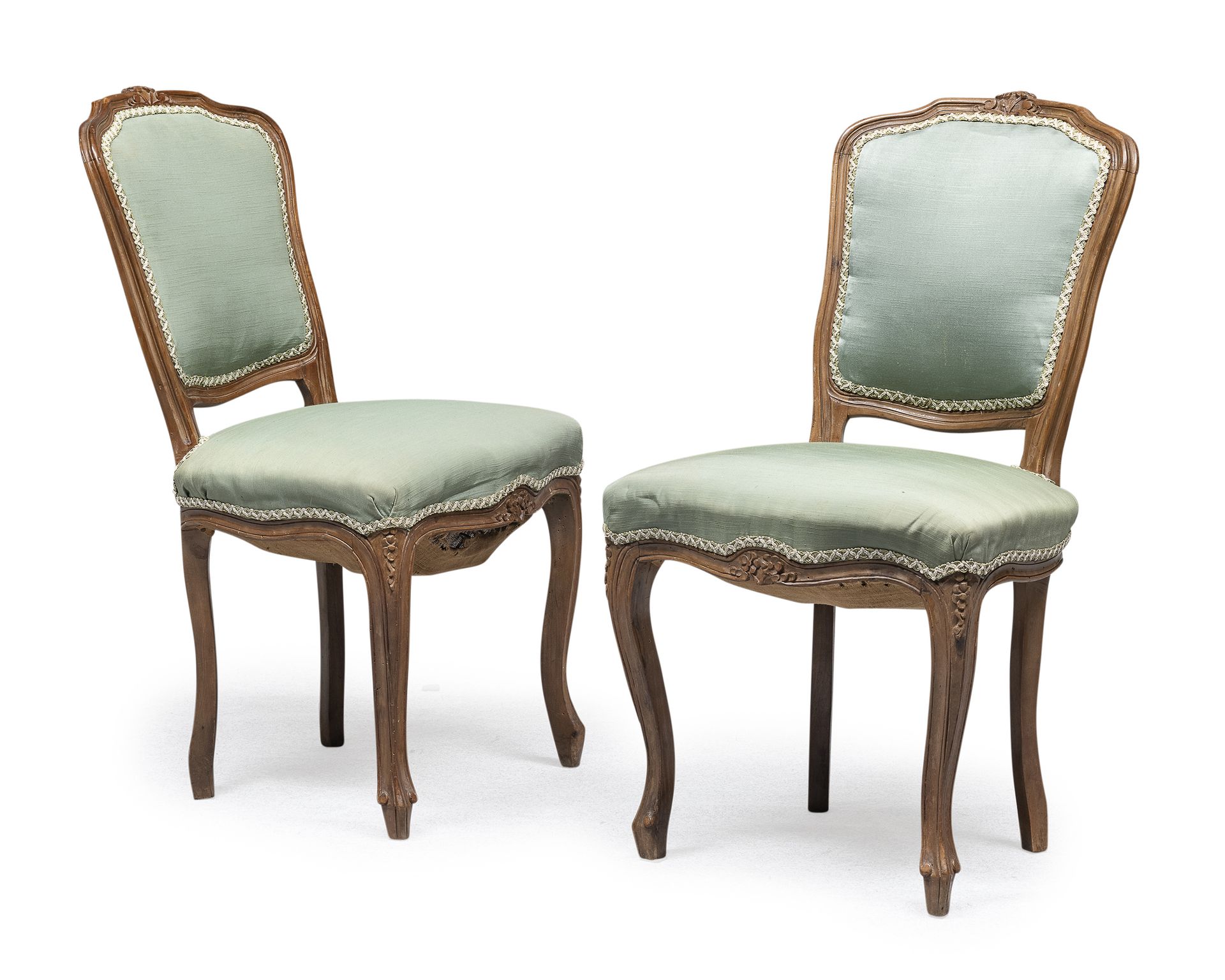 Null 一对椅子，20世纪


采用十八世纪风格的木头。


尺寸 cm. 90 x 50 x 45.