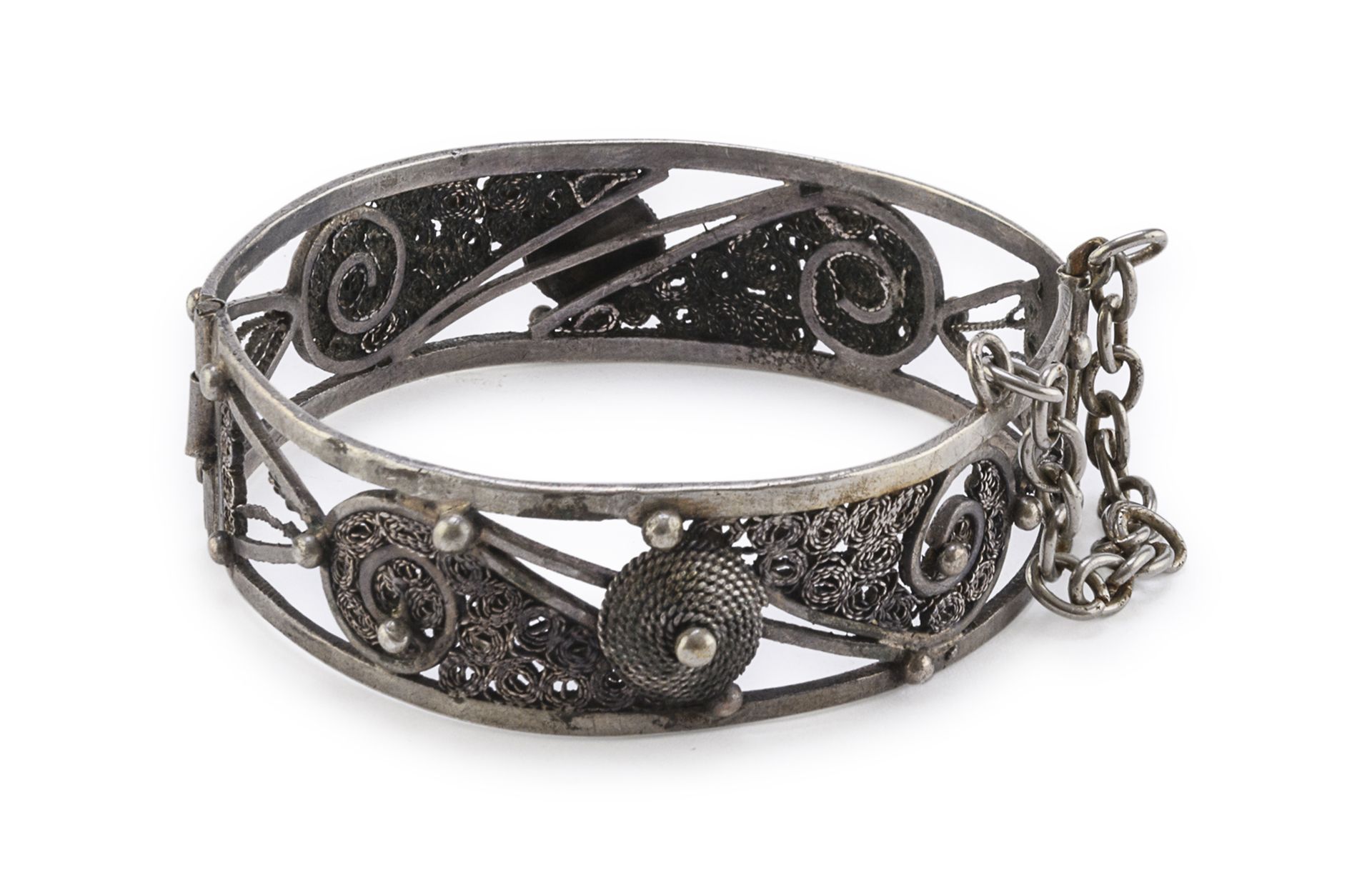 Null BRACELET RIGIDE


de facture orientale, en argent et filigrane, avec des mo&hellip;