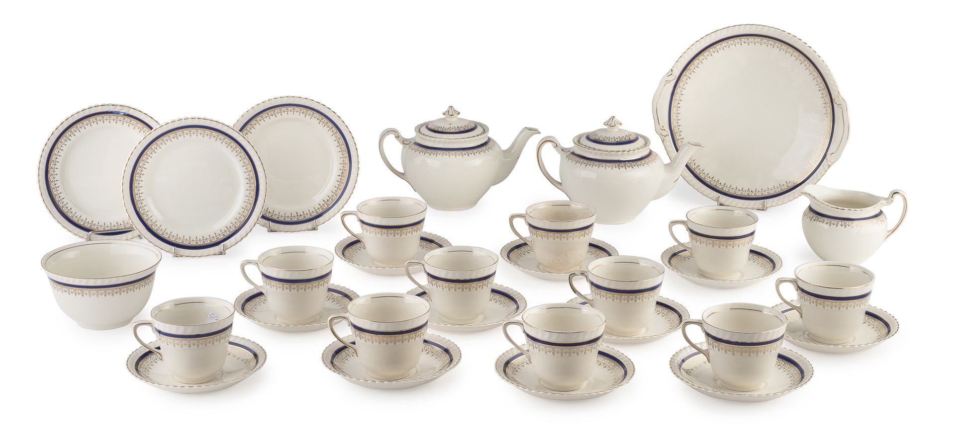 Null 陶器茶具，20世纪初英格兰


白色、钴色和金色的珐琅。包括两个茶壶，11个杯子，12个碟子，12个茶托，一个饼干盘，一个牛奶壶和一个碗。


Joh&hellip;