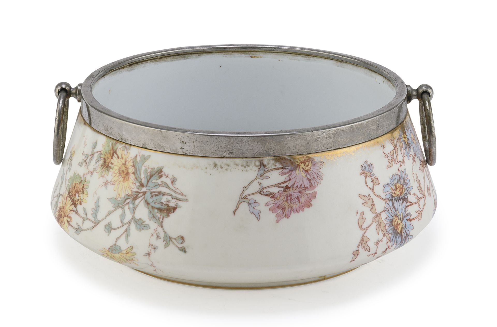 Null 陶瓷水果碗，20世纪


多色的花纹装饰。银色金属边框和手柄。


尺寸 cm. 11 x 24.