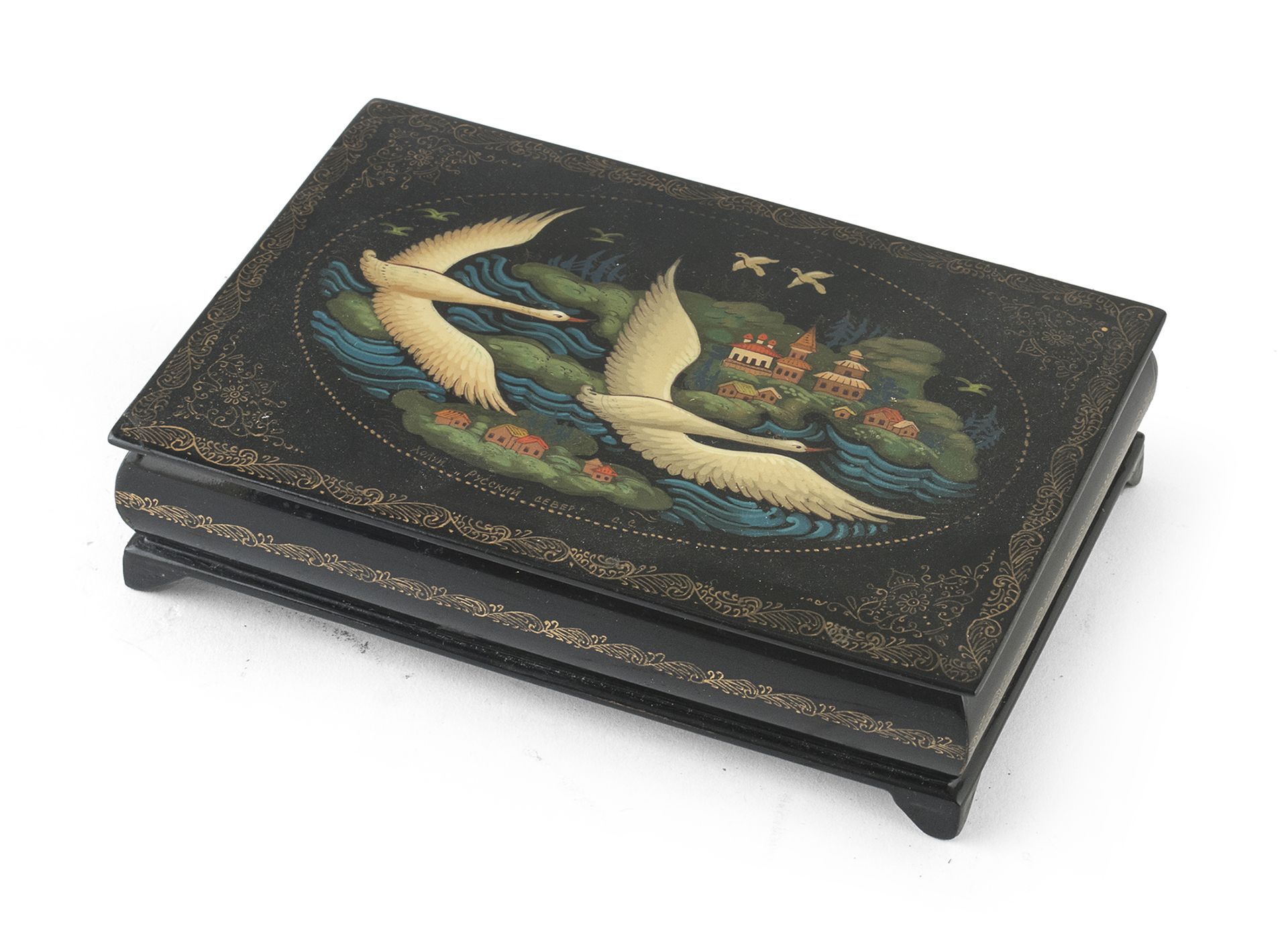 Null 漆面木箱，俄罗斯 20世纪


黑色背景，画有鹳鸟的风景。


尺寸 cm. 4 x 15 x 10.