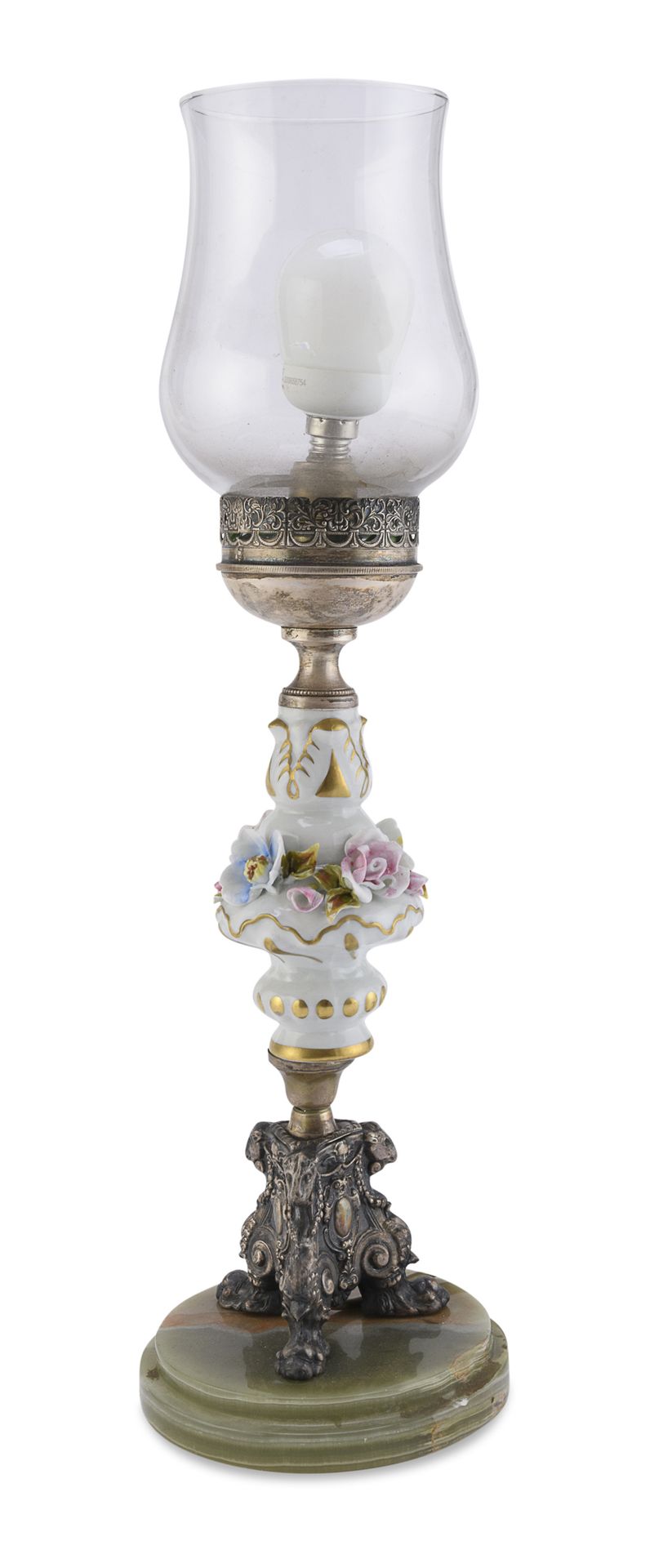 Null LAMPE EN PORCELAINE ET MÉTAL ARGENTÉ, 20E SIÈCLE


avec tige décorée de fle&hellip;