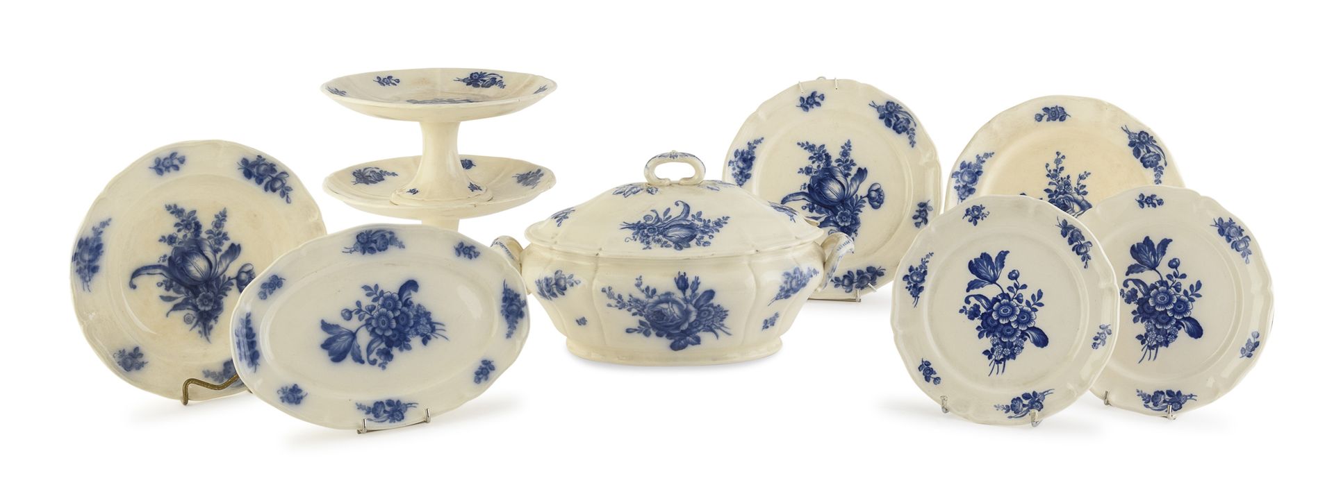 Null 20世纪初维勒鲁瓦和波赫陶器晚餐服务


白色和蓝色的珐琅彩，装饰着成群的花朵。包括一个碗，九个平盘，五个小盘子，一个开胃菜盘子，两个立柱和一个汤锅。&hellip;