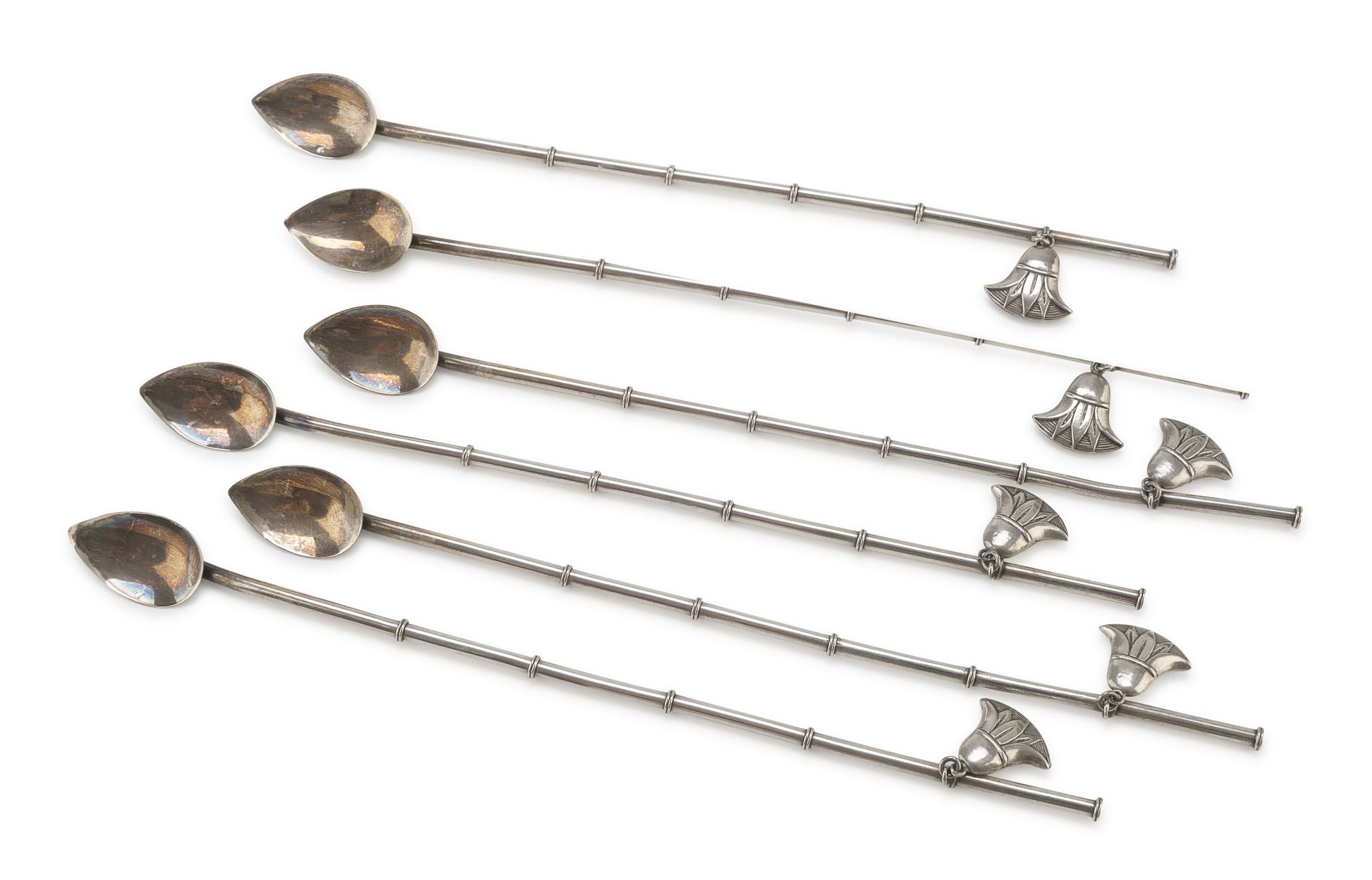 Null 六把银质鸡尾酒勺，埃及，XX世纪


矛形杯，竹杖柄，有莲花挂件。


长度22厘米，重量70克。