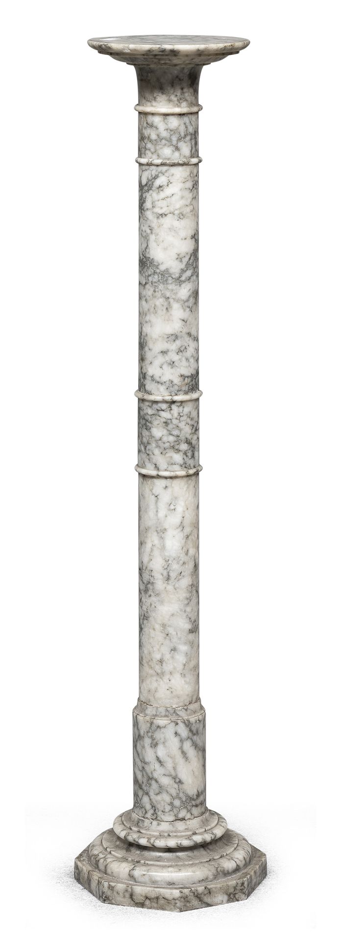 Null 深棕色大理石柱，20世纪


有环形轴和多角形底。


H. Cm. 109。