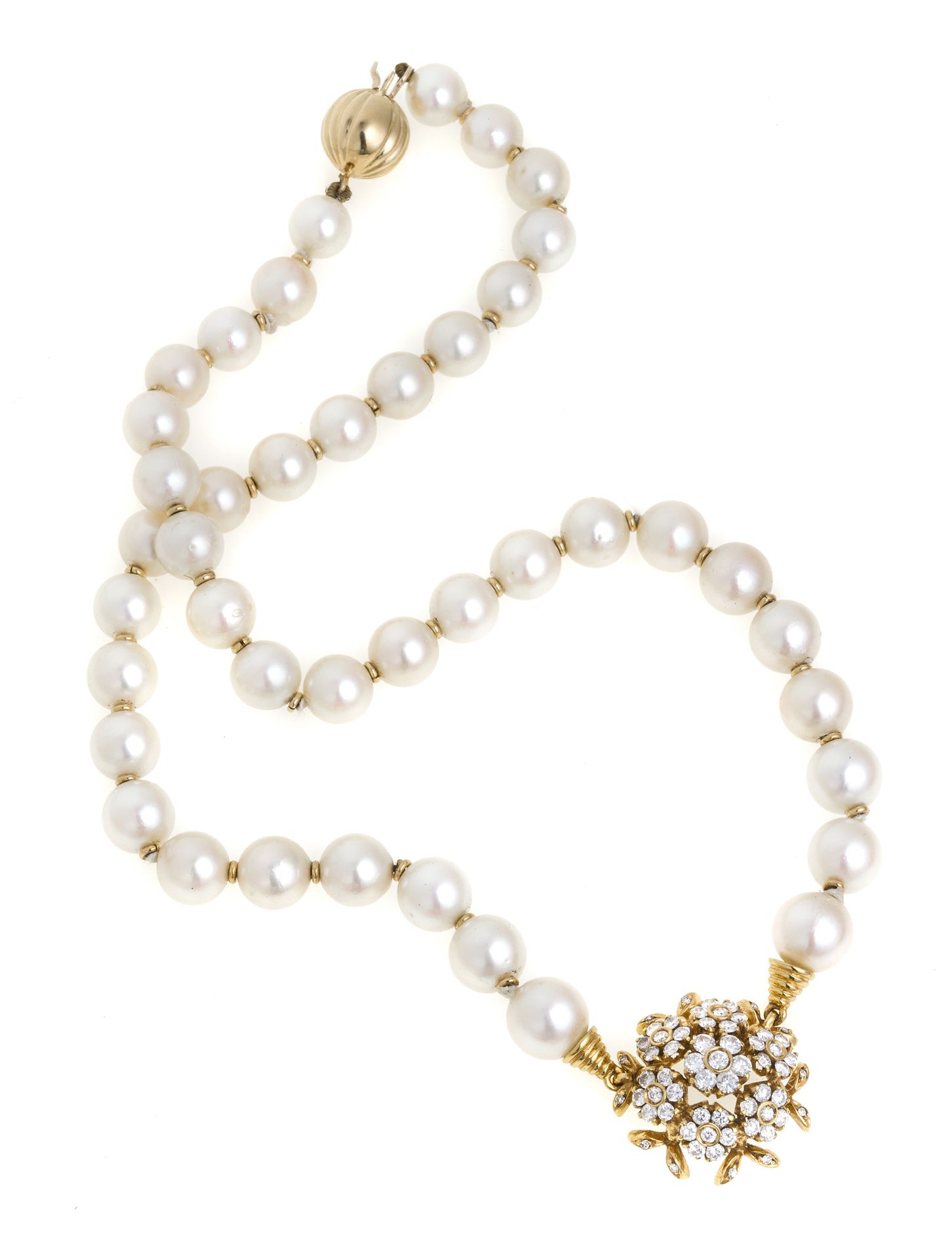 Null 漂亮的项链


一串珍珠装饰着中央的18K黄金花卉元素，上面镶嵌着玫瑰式切割钻石和黄金分隔器。封口也是黄金材质，圆形。


长42厘米，总重量37.0&hellip;
