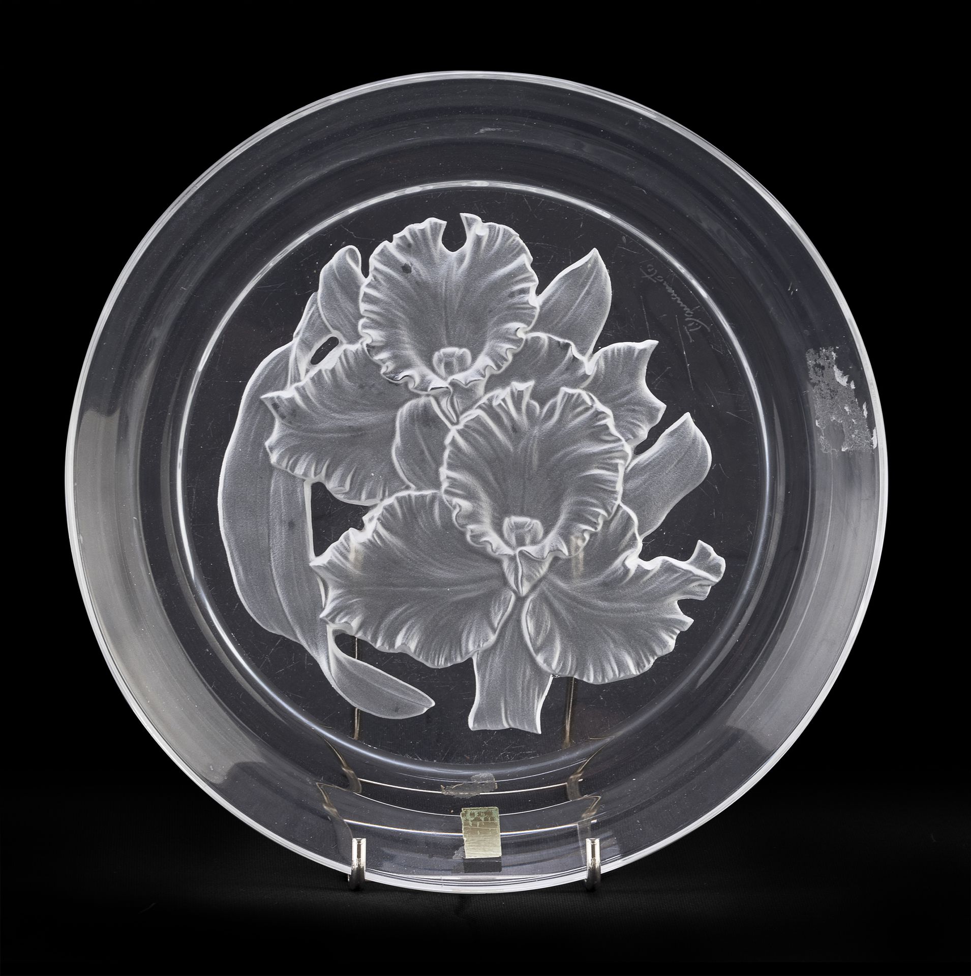Null 水晶托盘，20世纪


带压花装饰。


边缘刻有签名。


直径21厘米。
