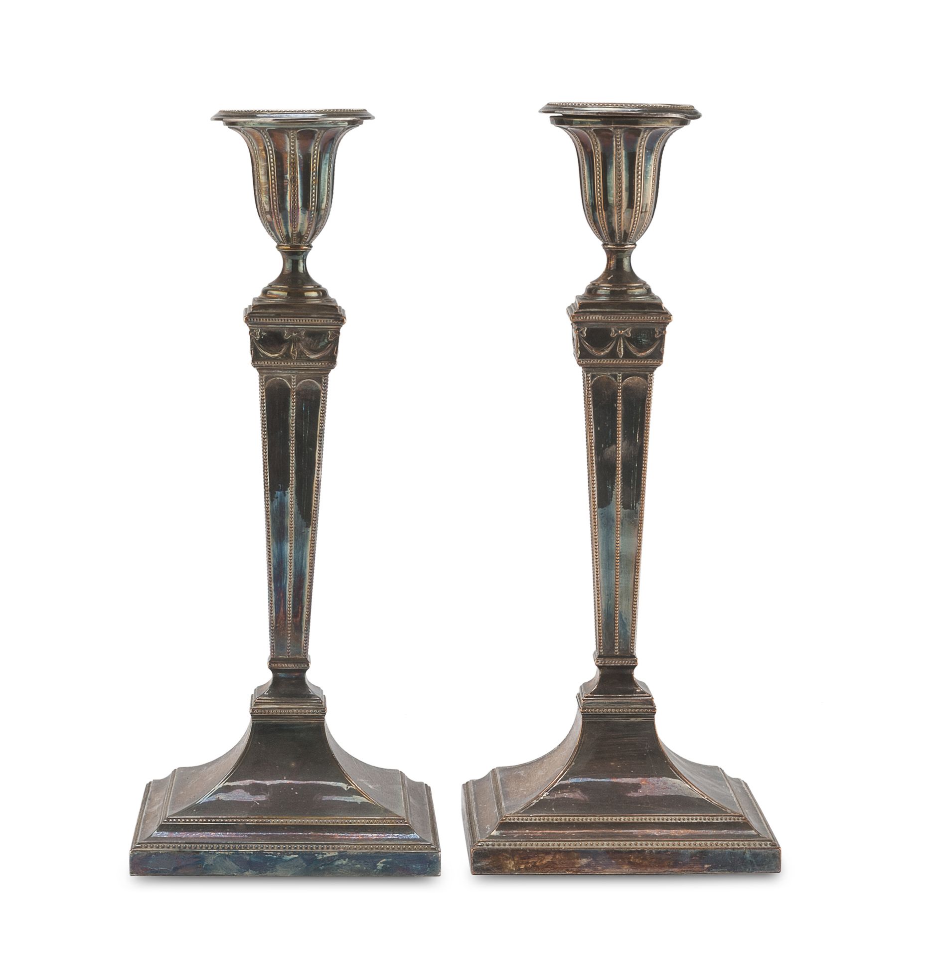 Null PAIR OF SILVER-PLATED CANDLESTICKS