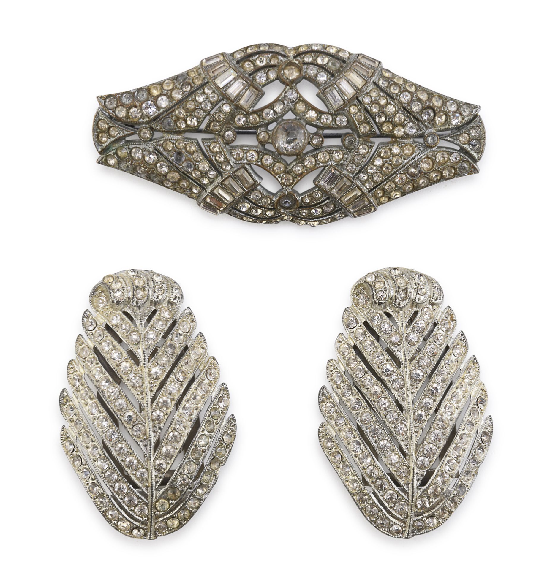 Null 胸针和一对夹子，法国 1930年代


镀银金属，半宝石，夹子上有棕榈花纹图案。


胸针尺寸为8.5 x 4厘米。