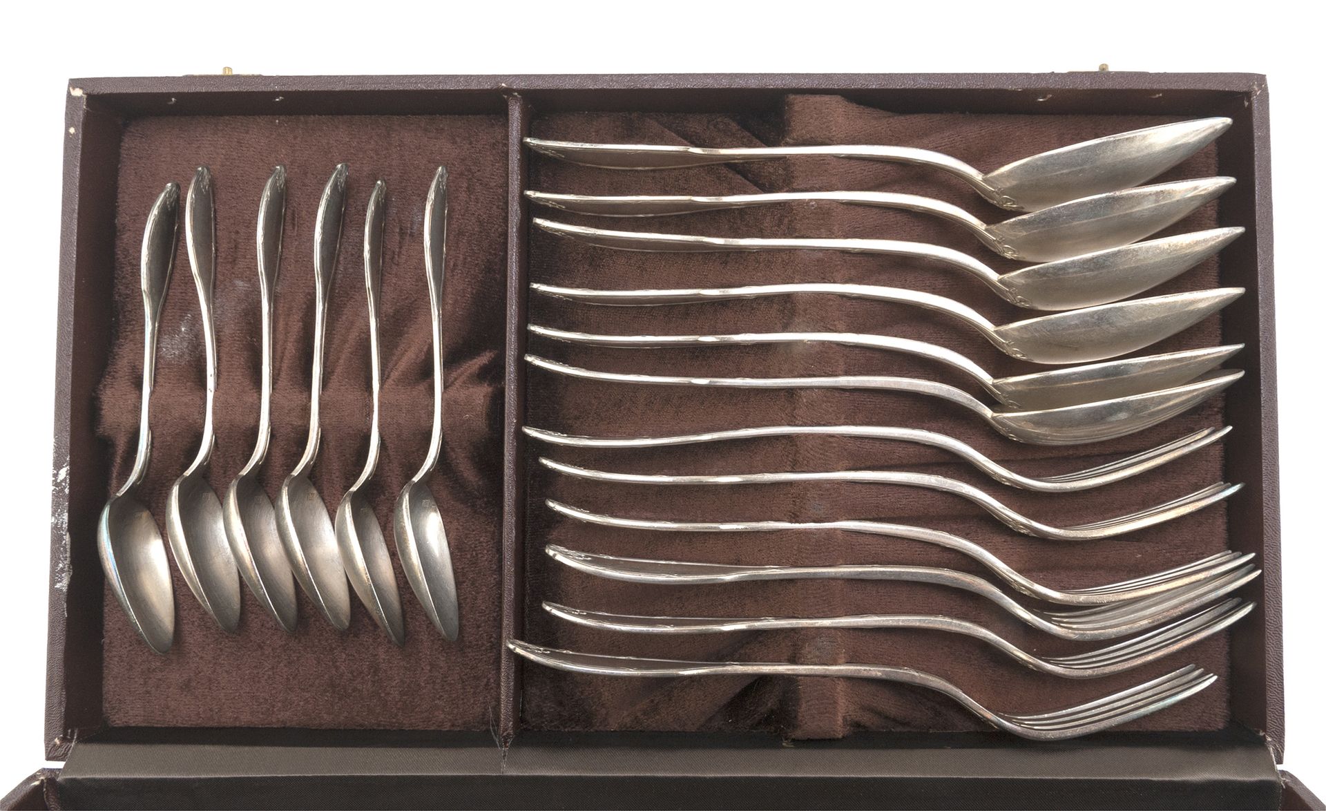 Null 银色铜制餐具组，20世纪初


带凿子的手柄。由六个勺子，六个叉子，六个茶匙组成。


不明的印记。