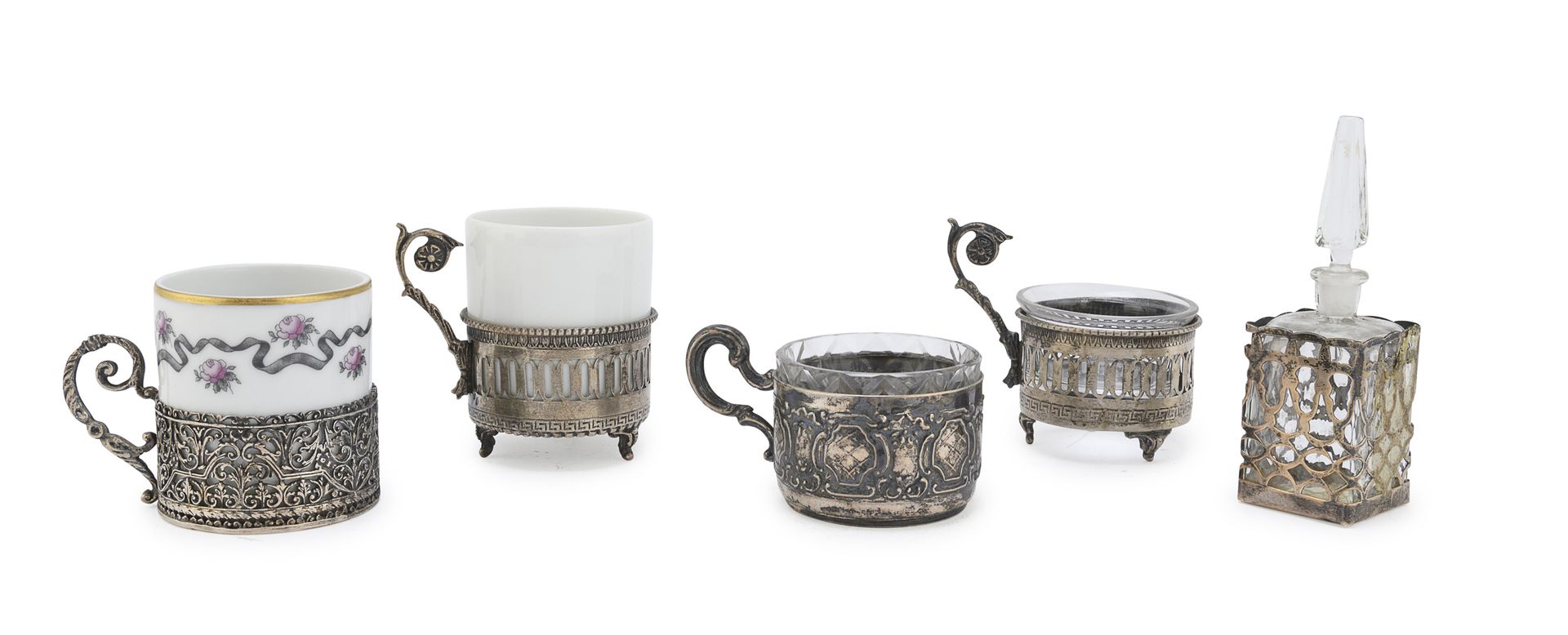 Null 复合桌组，20世纪


包括一个小油桶，两个杯子和两个玻璃和瓷器的盐池，以及银和金属托盘。


最大尺寸 cm. 7 x 7 x 5.
