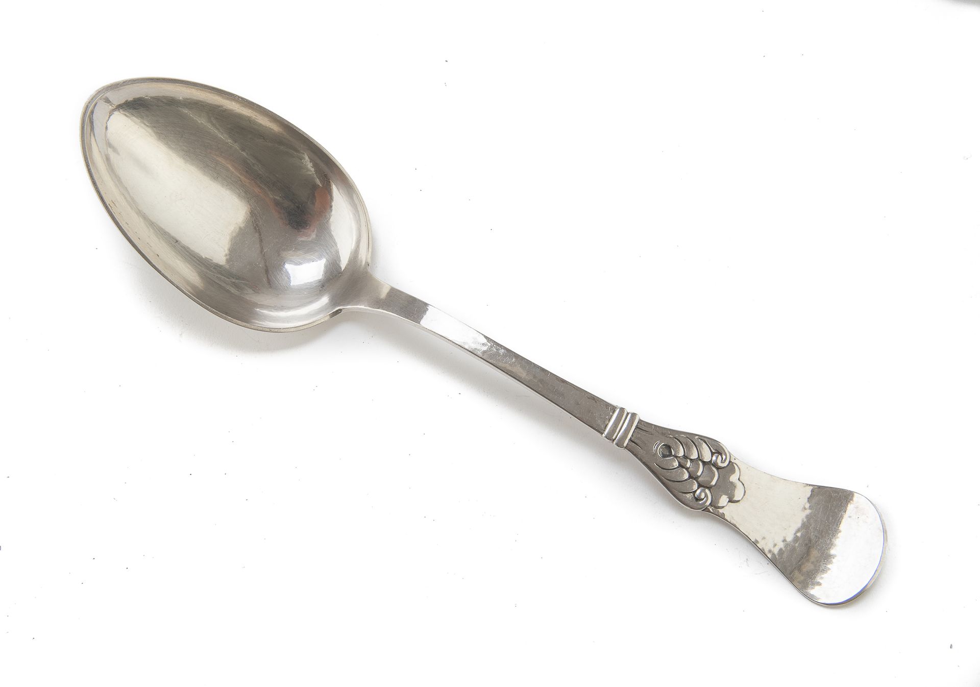 Null 银质服务勺，哥本哈根印记1928年


锤状体，饰以叶纹。


标题826/1000。


长度35厘米，重量210克。