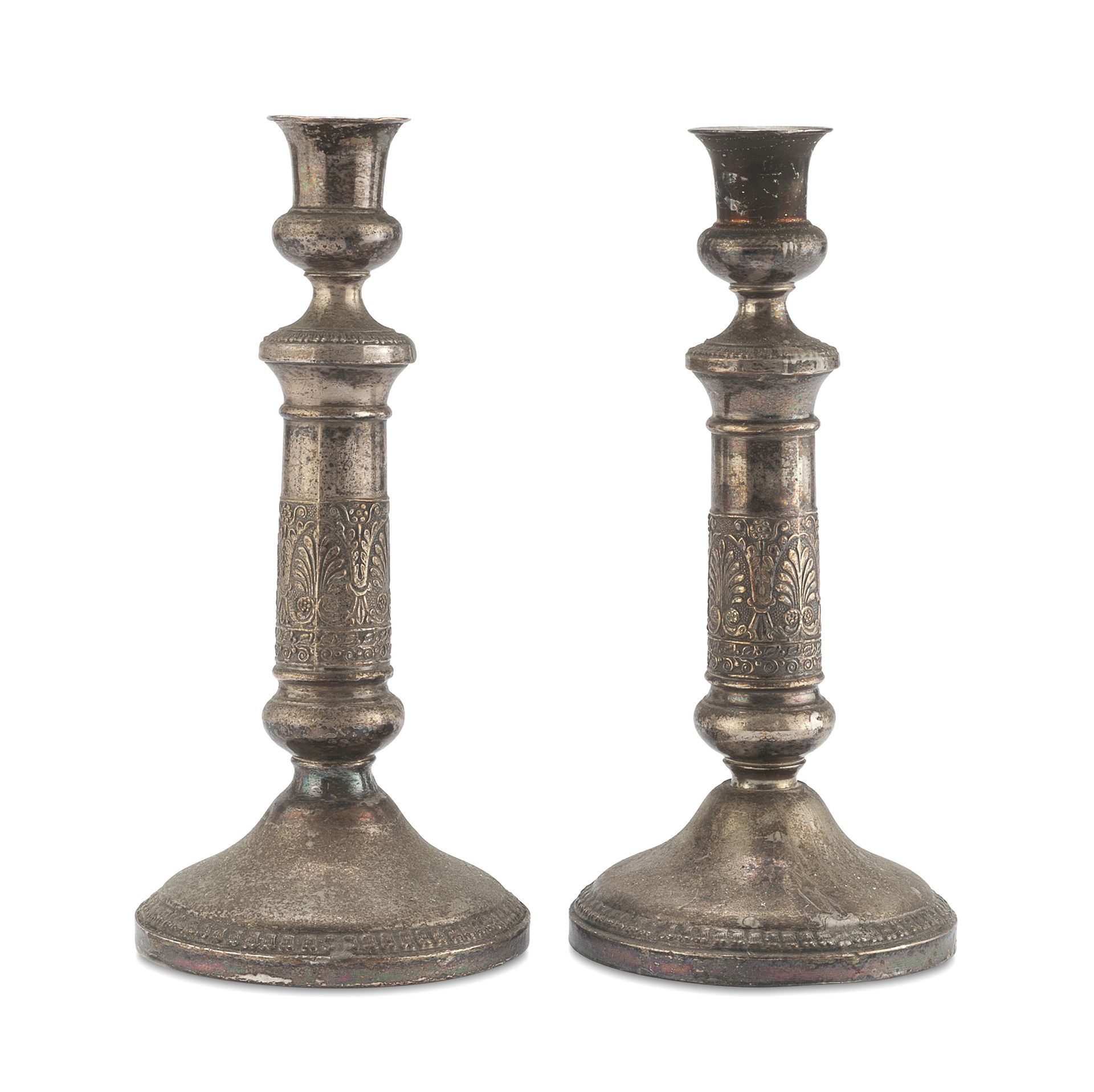Null PAIR OF SILVER-PLATED CANDLESTICKS