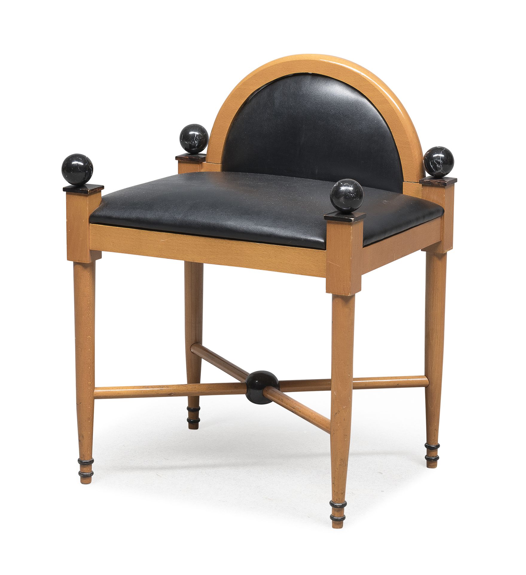 Null 榉木椅，1980年代装饰风格


有半月形靠背，黑檀木饰面和尖顶。皮质软垫。


尺寸 cm. 70 x 40 x 49.