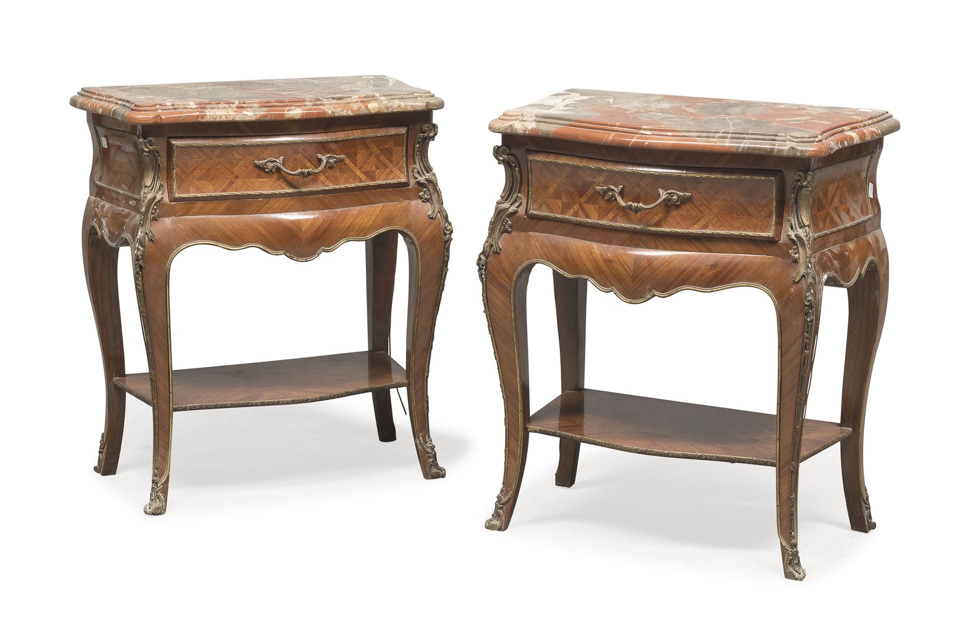 Null 一对玫瑰木床头柜，20世纪初


18世纪的设计，非洲大理石顶，圆形的身体，一个抽屉。弯曲的腿和镀金的金属配件。


尺寸为68 x 58 x 35厘&hellip;