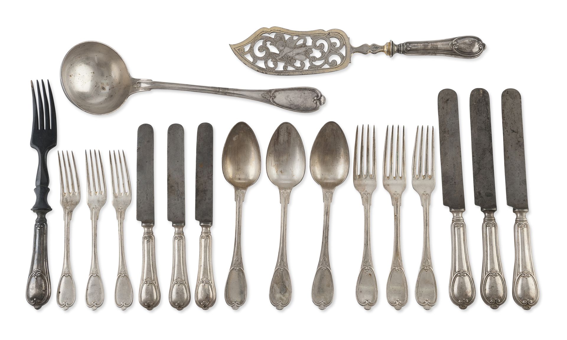 Null 镀银餐具组，德国 20世纪


包括六把刀，六把叉，六把勺子，六把小刀，六把小叉，一把勺子，一把甜点刀和一把沙拉餐具。


共33件。