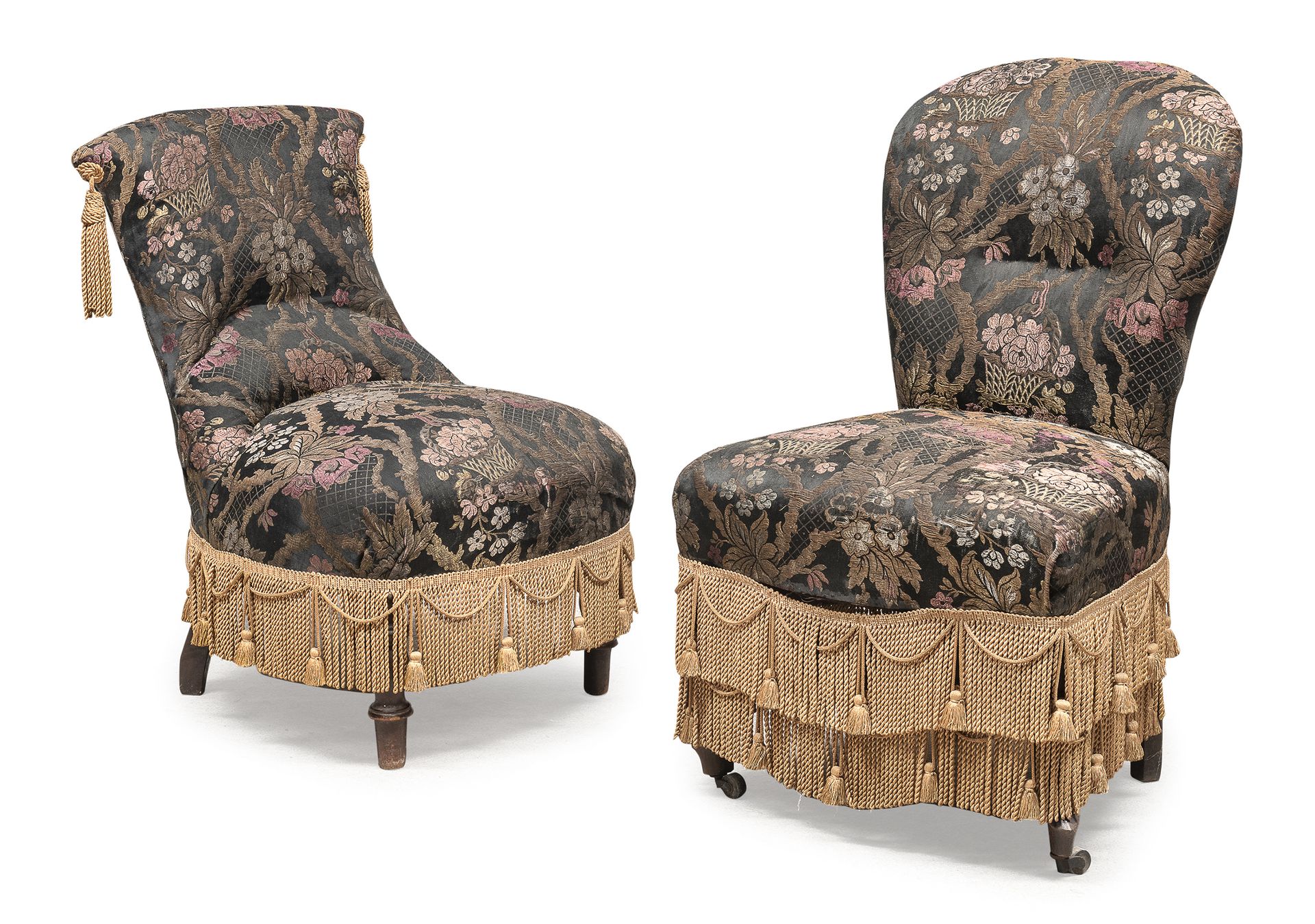 Null 一对软垫扶手椅，那不勒斯，19世纪末


木制框架，小缝线软垫，有花纹图案。镀金绳的垂坠和流苏。


尺寸 cm. 85 x 60 x 50.