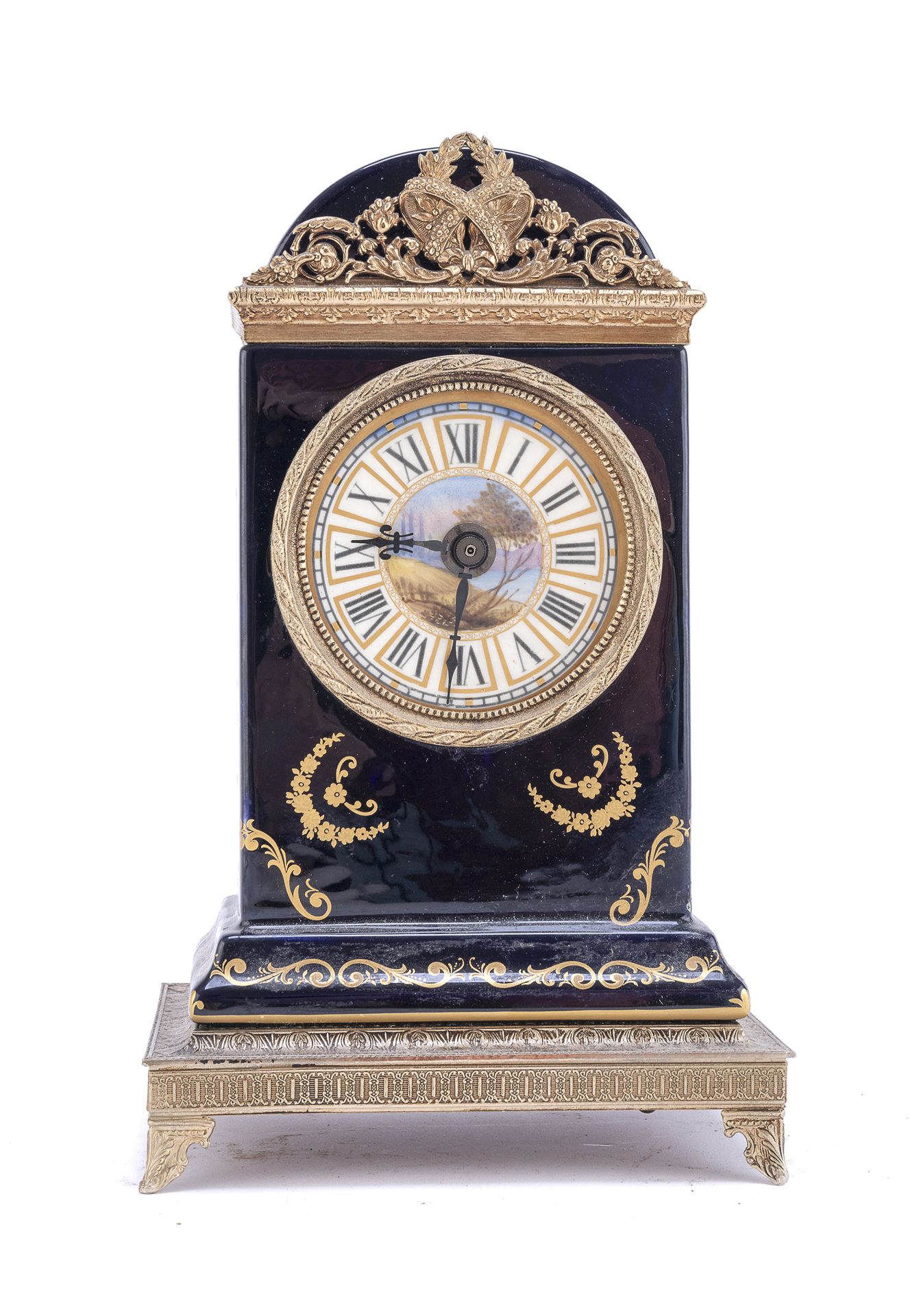 Null 瓷器钟，法国 20世纪


配有钴和金的珐琅表壳。带塑料盒的机器。


尺寸 cm. 27 x 16 x 12.
