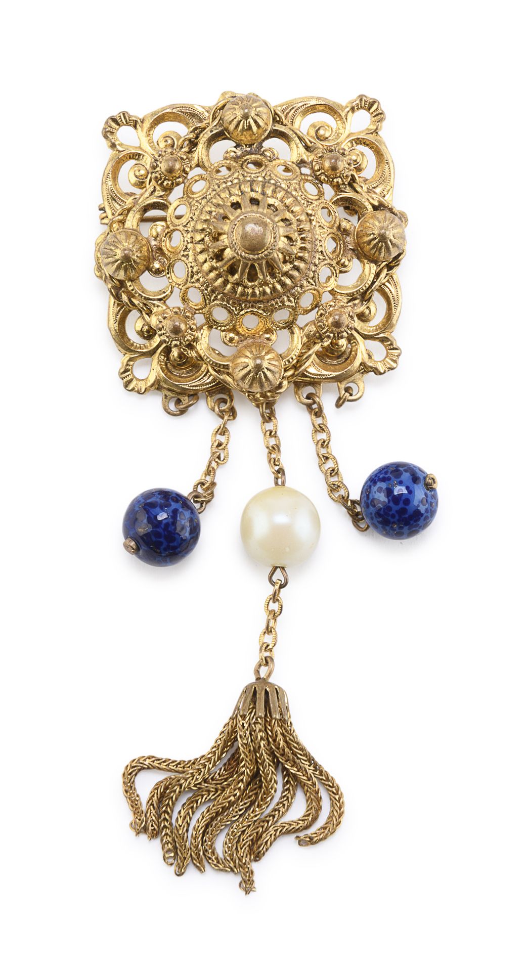 Null 镀金金属胸针，1960年代


镂空雕琢的植物涡旋和花朵。珍珠和半宝石的吊坠。


尺寸为9 x 4.5厘米。