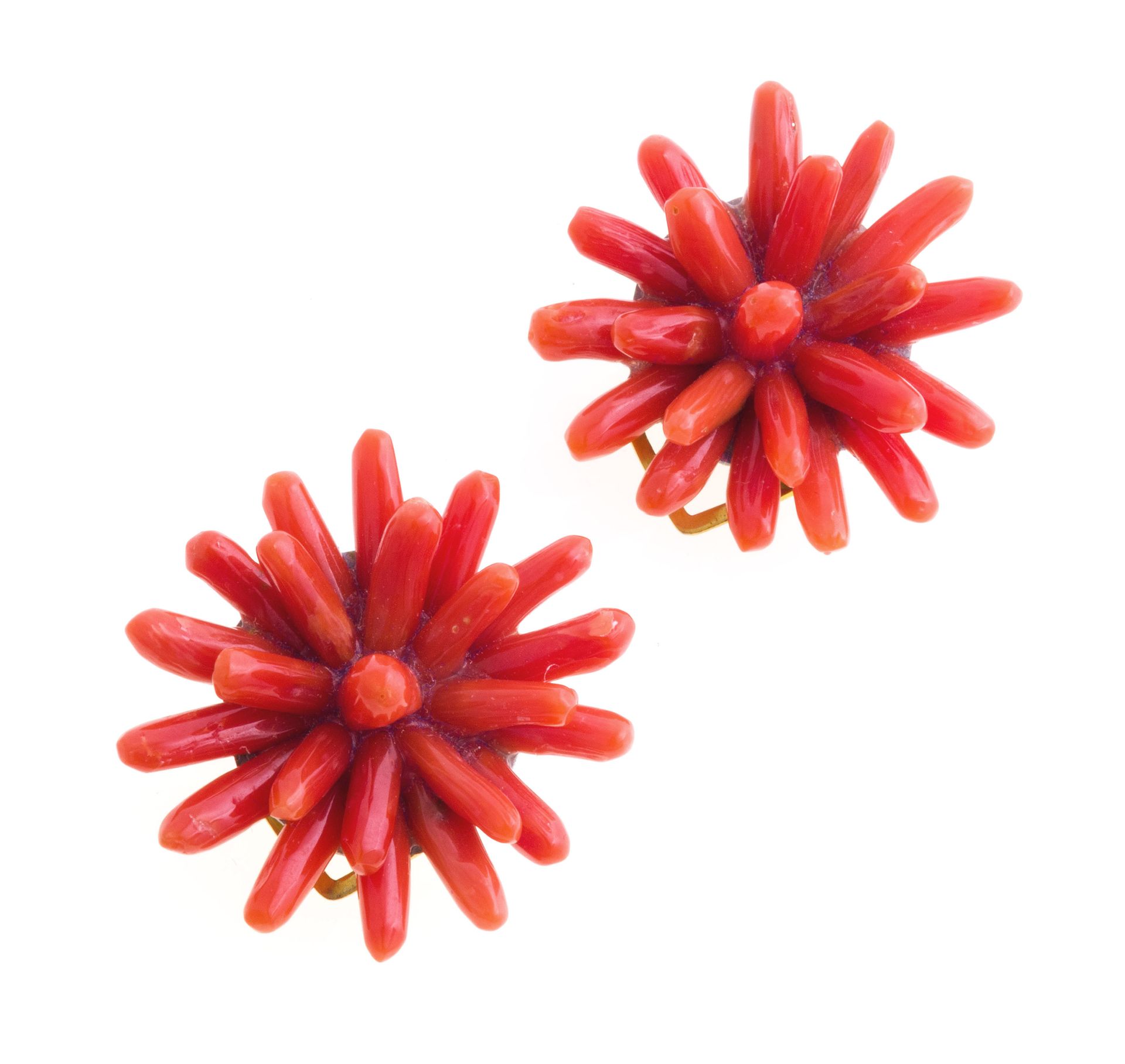Null 耳环一对


镀金的金属，呈圆形，上面点缀着红色的珊瑚枝。


直径3厘米。