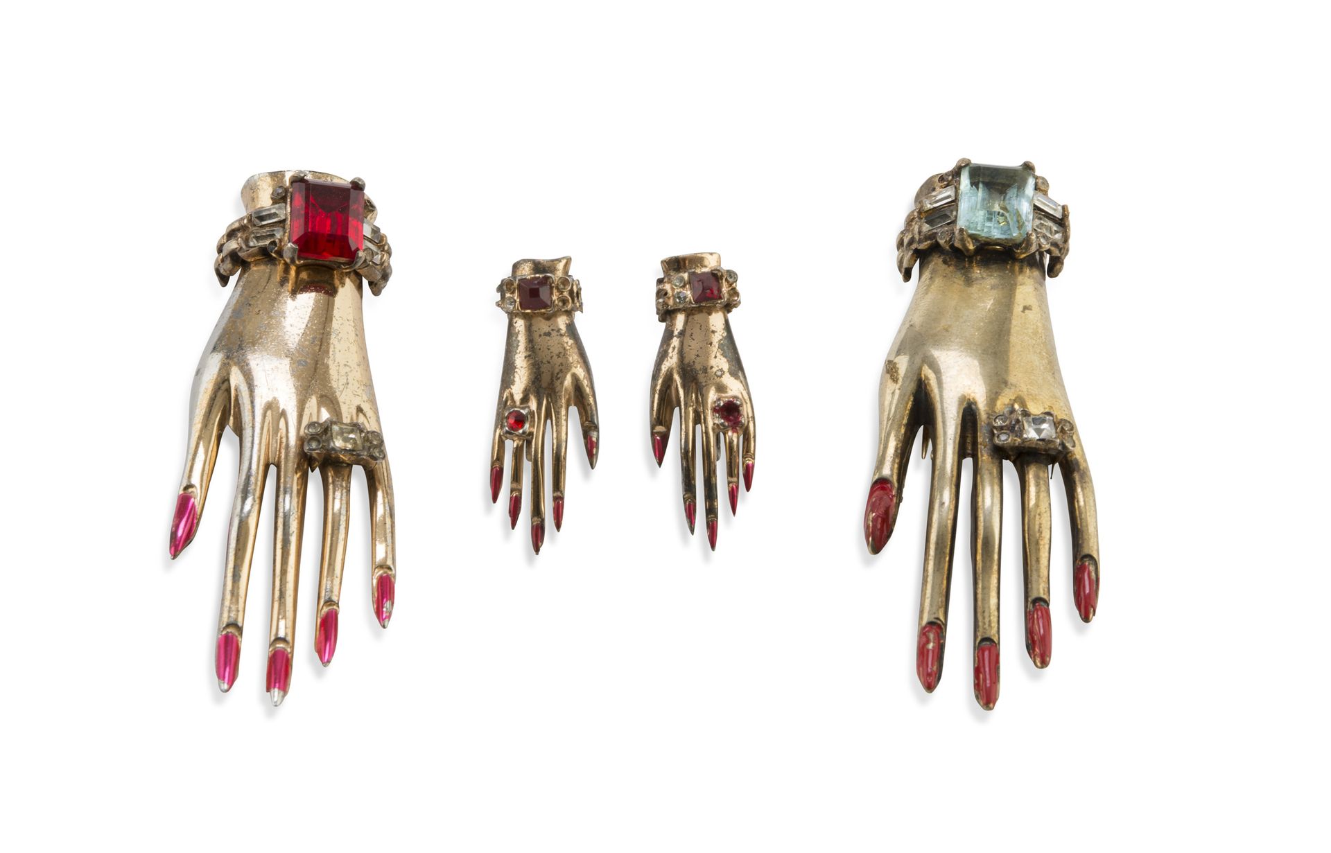 Null 两个手夹和一对耳环，友谊套装，1944年合唱团


由纯银镀玫瑰金制成，手形的彩色水钻和珐琅质的指甲。设计阿道夫-卡兹。


夹子尺寸为6.5 x 2&hellip;