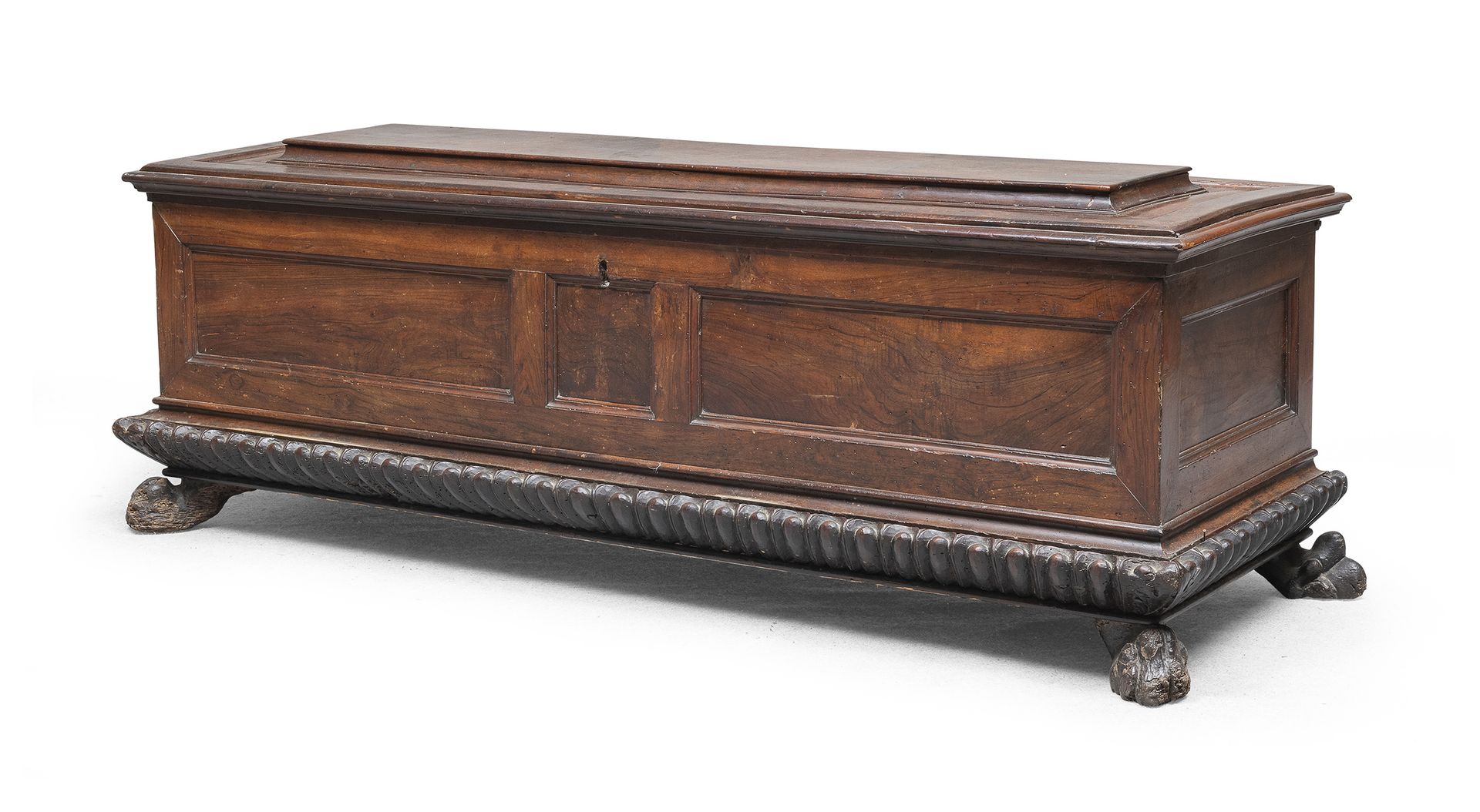 Null 胡桃木柜，托斯卡纳 18世纪

有长方形的锈迹斑斑的引擎盖和双层储备的正面。棱形底座带，铁脚。

尺寸为60 x 190 x 64厘米。

看不到任何&hellip;