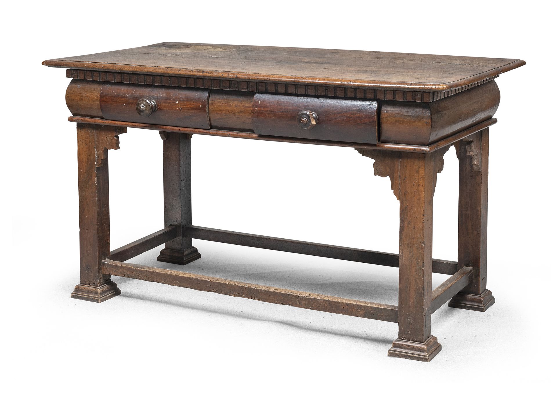 Null 罕见的胡桃木桌，艾米利亚 18世纪初

长方形顶部有弯曲的带子，前面有两个抽屉，有转动的旋钮。柱状腿，高角处有浅裂的边缘，直杆横杆。

尺寸为83 x&hellip;