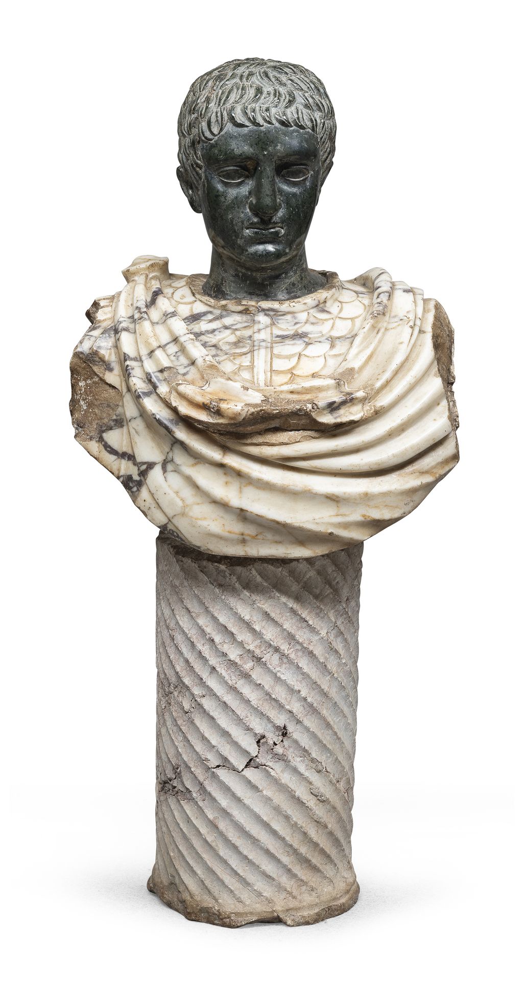 Null 朱利叶斯-凯撒的大理石半身像，18世纪

头部为黑色大理石，半身完全由桃花大理石制成。配有无关的中世纪洞石柱基。

胸部尺寸为59 x 51 x 33&hellip;
