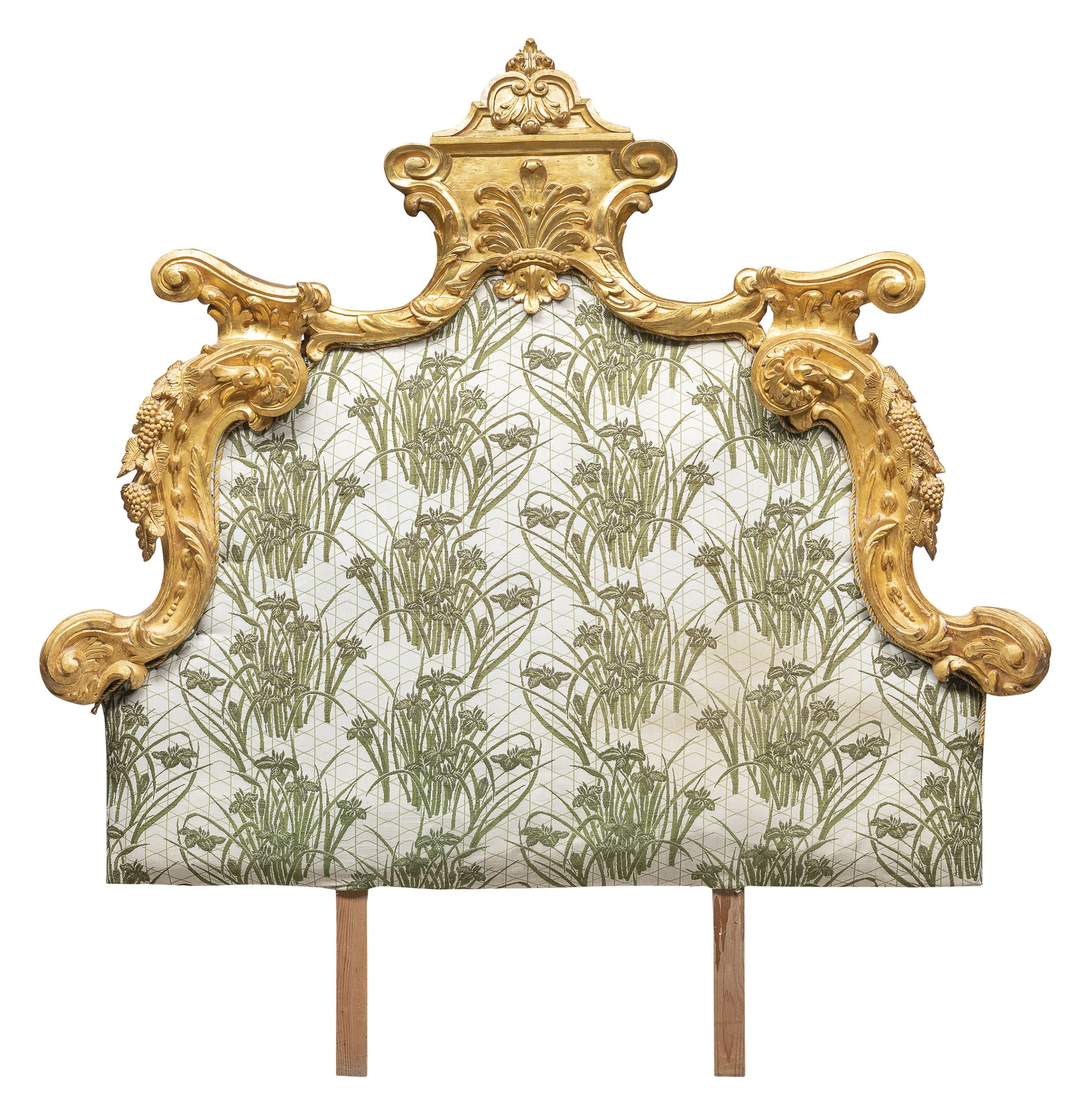 Null 鎏金木床头板，18世纪

全部雕刻有大型叶状和花状结构的图案，爬行的总状物和卷曲的图案。帽子上有基座架子和棕榈顶饰。最近用花布做了装饰。

尺寸为15&hellip;
