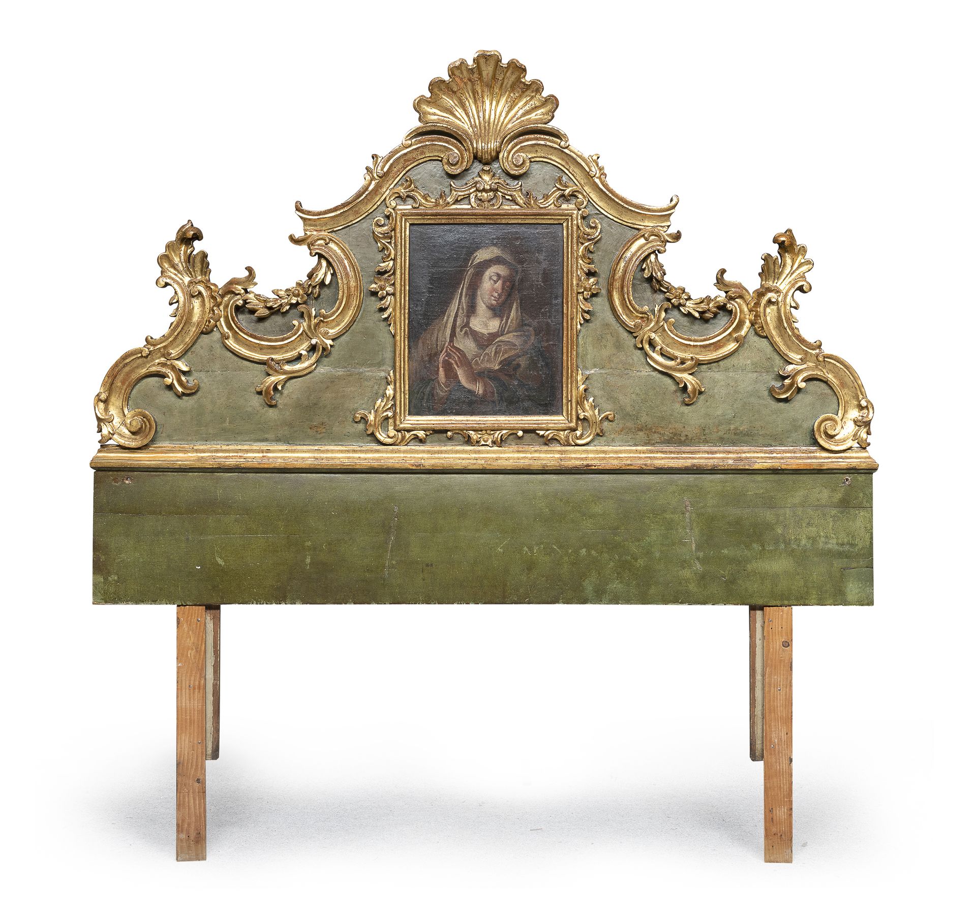 Null 不寻常的床头，18世纪

由绿色和金色的漆木制成，装饰有卷轴、罗卡伊尔、叶子和花朵，中心是一幅描绘圣母祈祷的油画，具有现代性和相关性。配有两个木质支撑&hellip;