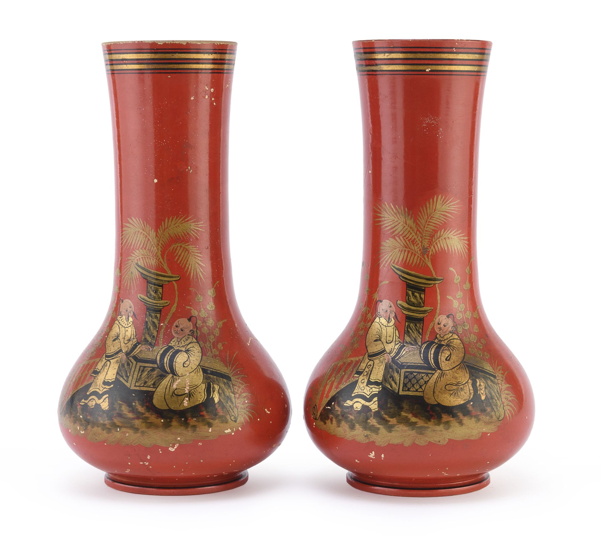 Null 一对彩绘瓷瓶，法国 20世纪上半叶

装饰在红色背景上的传统花园中的文人。

尺寸为26 x 12厘米。