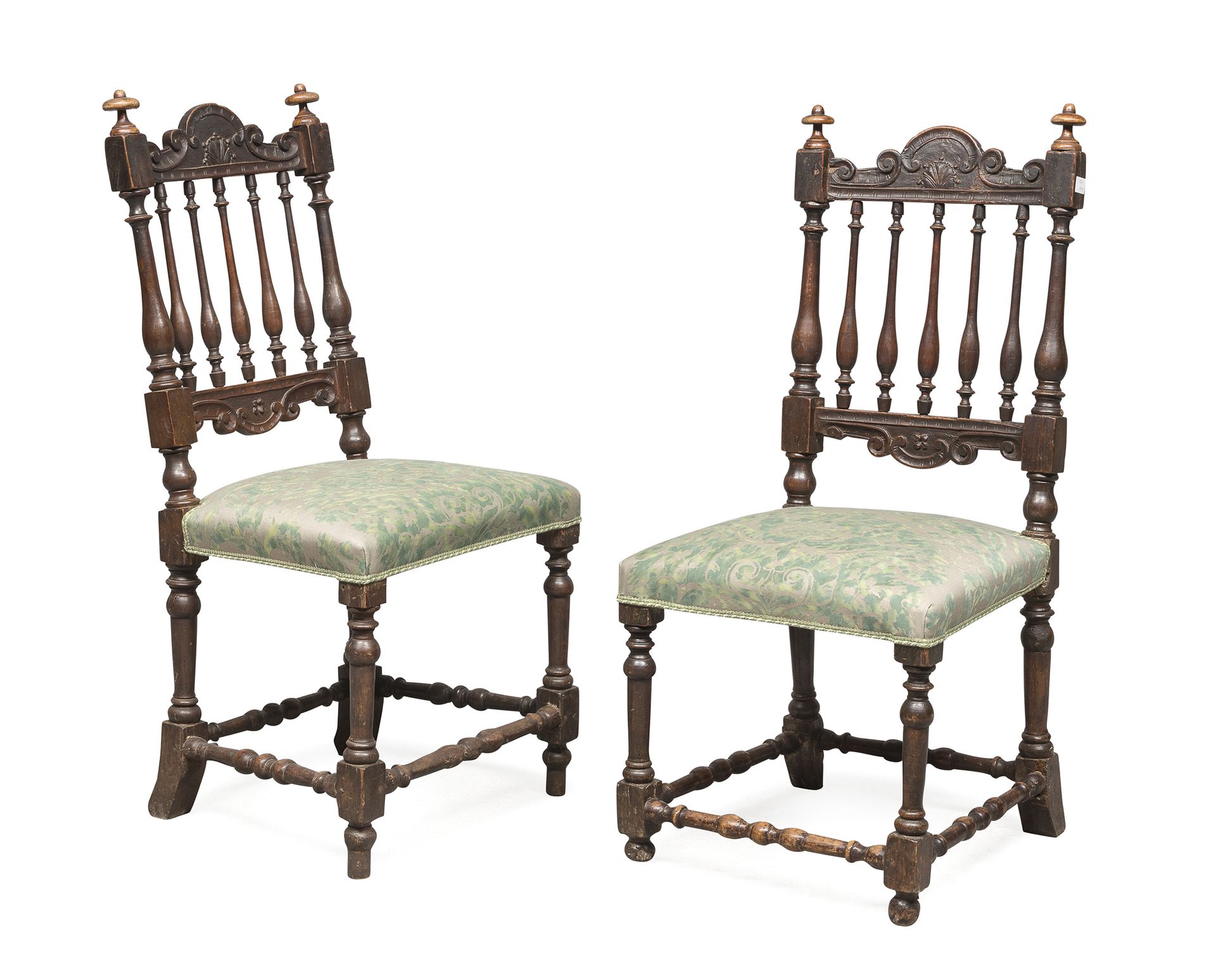 Null 一对胡桃木椅子，威尼托 18世纪

有栏杆的背面，雕刻有尖顶的涡旋顶部。带线轴的支腿和横杆。

尺寸为108 x 48 x 44厘米。
