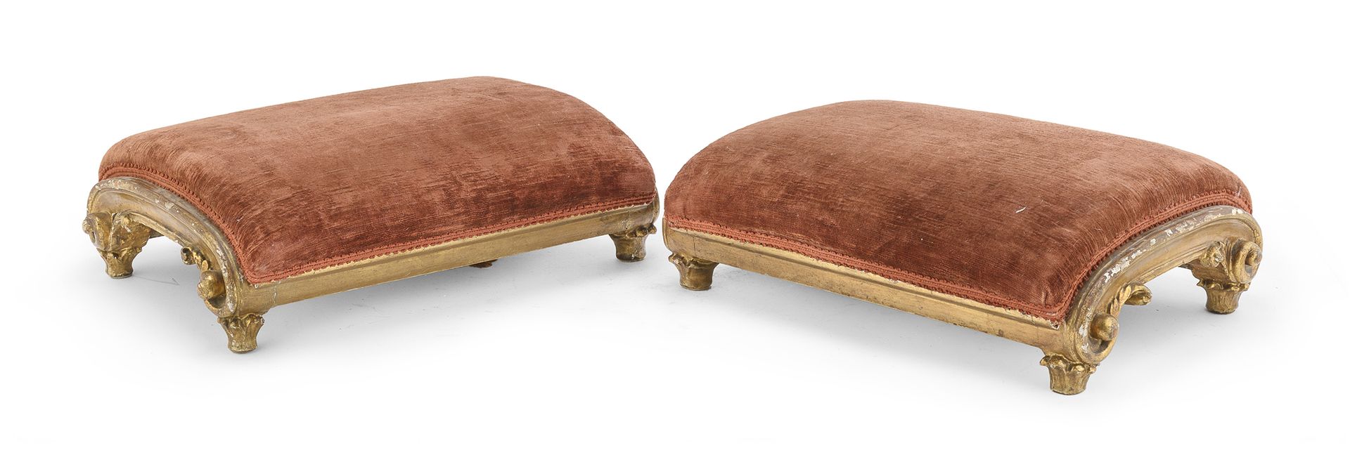 Null 一对鎏金木凳子，18世纪元素

弯曲的座椅和侧板上雕刻着卷曲的卷轴。红色天鹅绒的软垫。

尺寸为15 x 40 x 31厘米。