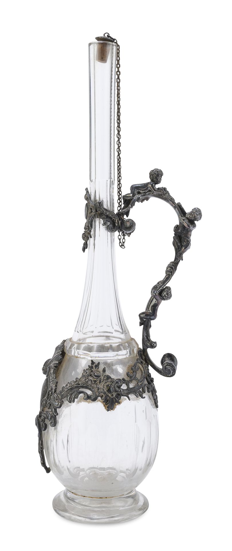 Null 罕见的切割玻璃油瓶，19世纪末

壶身有贴花，银色的锡制手柄上有纹章图案，植物图案和紧贴手柄的丘比特。

尺寸为40 x 13 x 10厘米。