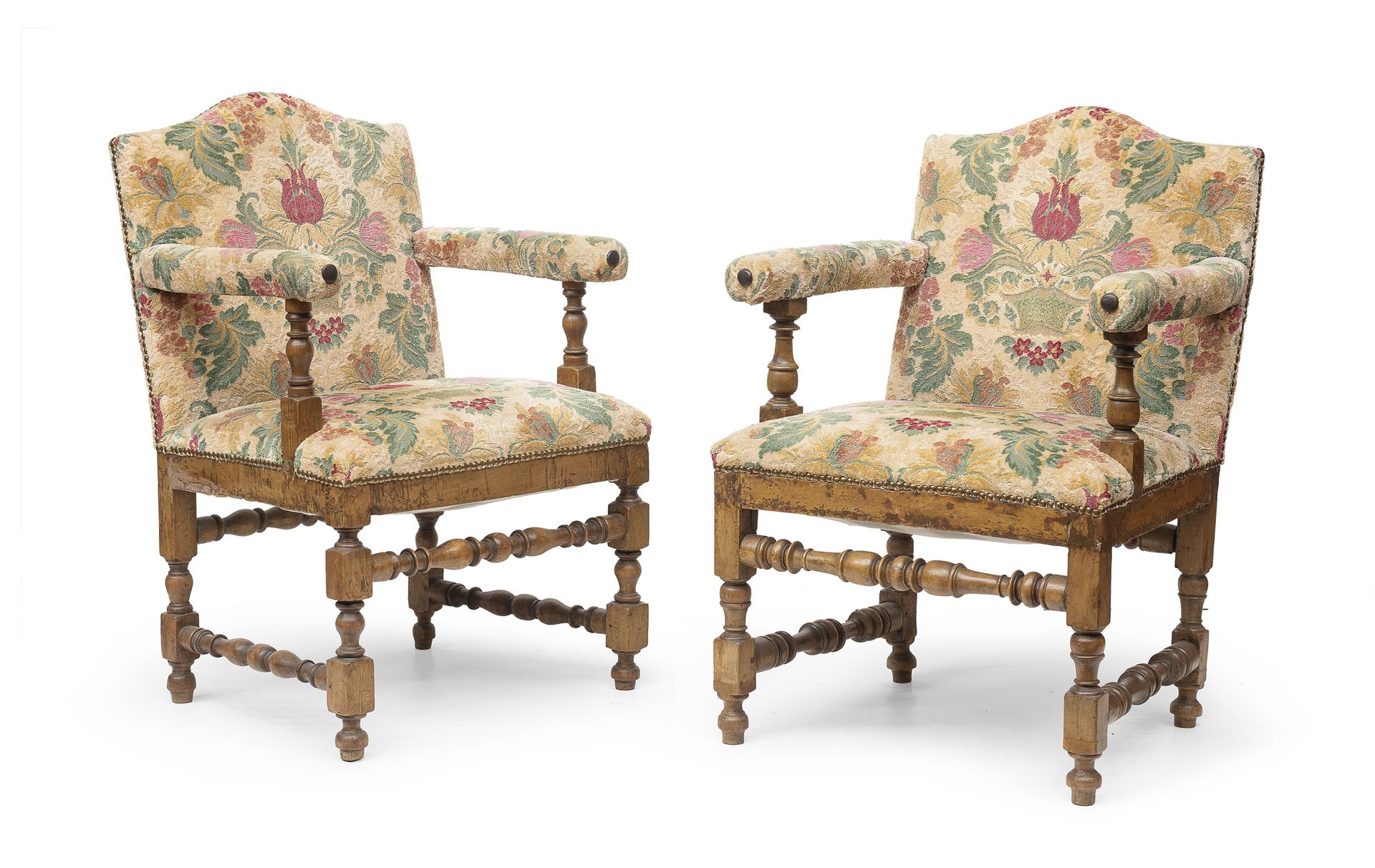 Null 一对胡桃木扶手椅，可能是法国 18世纪

有天鹅绒花饰。带有锻铁延伸的扶手。带线轴的立柱和横梁。

尺寸为91 x 64 x 56厘米。