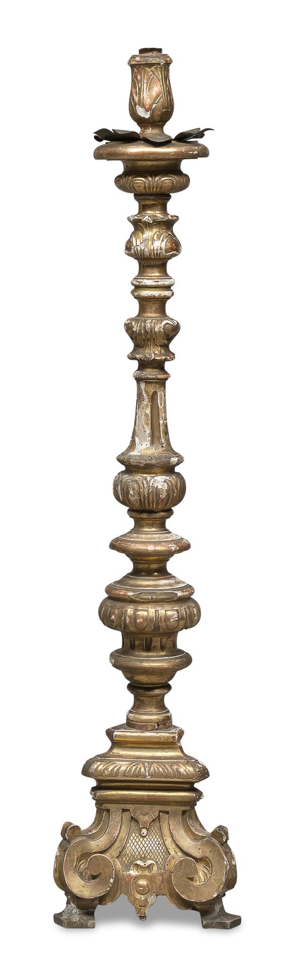 Null 镀金的木质地板烛台，可能是威尼斯，18世纪

轴上有结，底座上有纹章和卷曲的植物涡旋。卡特鲁什脚。

尺寸为123 x 30厘米。