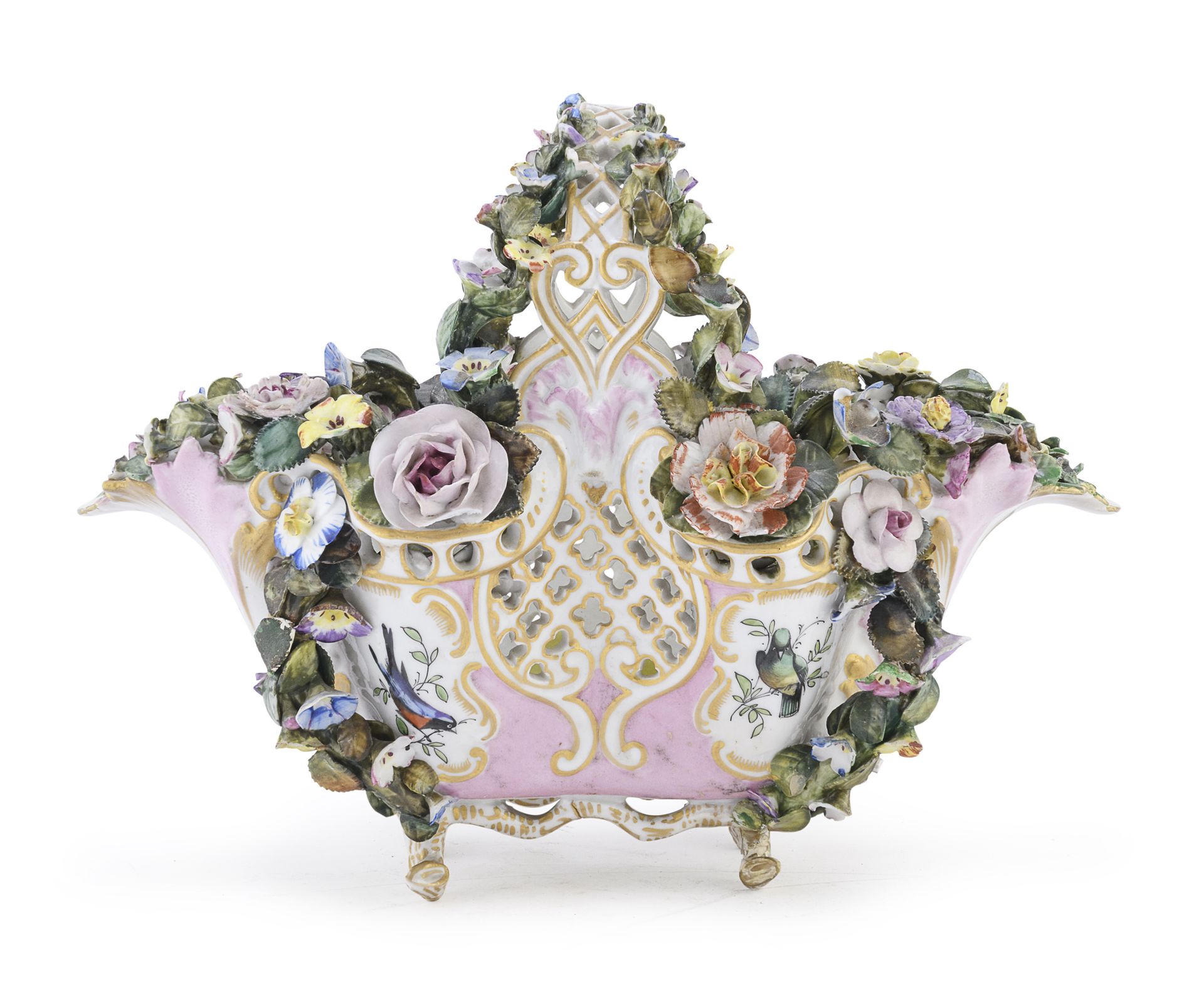 Null 罕见的瓷篮，迈森-马尔科利尼，18世纪末

多色珐琅彩，有浮雕花卉装饰。粉红色珐琅质穿孔机身，金边。

底座下有蓝色的品牌名称。

尺寸为22 x 3&hellip;