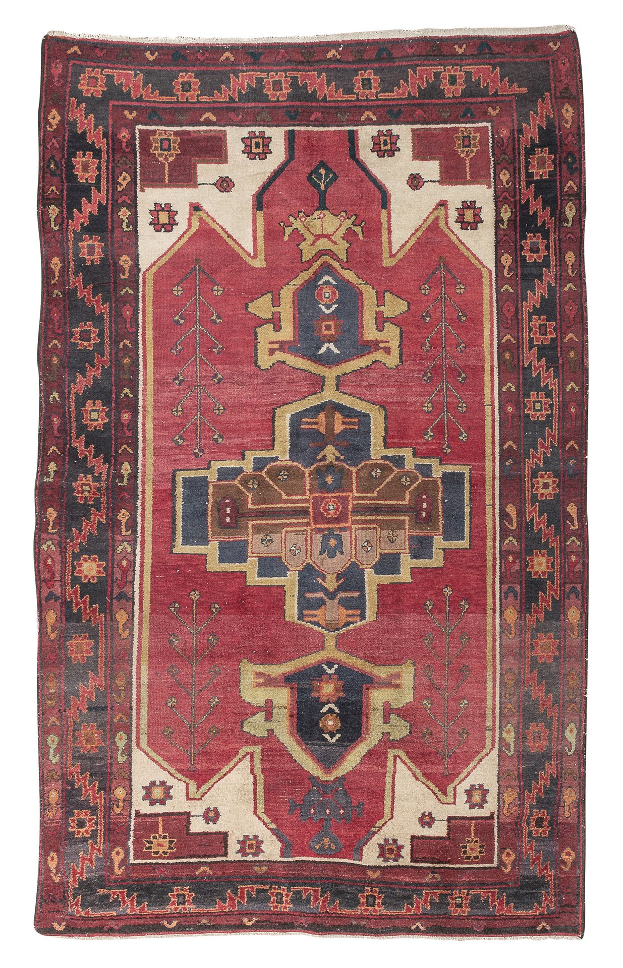 Null 来自波斯北部的地毯，20世纪初

有一个十字形的徽章，上面有棕榈花和花藤的次要图案，中央有红底。

尺寸为253 x 163厘米。