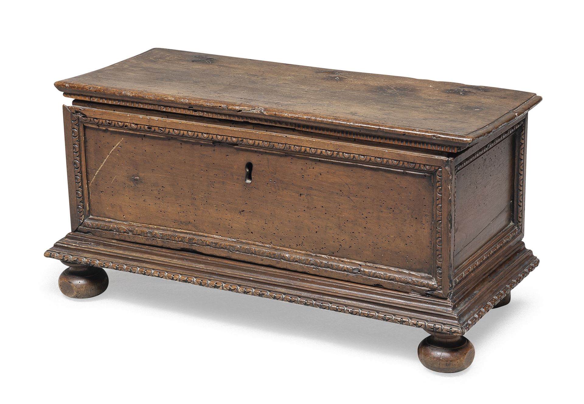 Null 胡桃木木箱，可能来自艾米利亚，18世纪初

长方形的箱子，正面和侧面都是普通的。阶梯式底座带，洋葱脚。

尺寸为39 x 78 x 32厘米。

一侧&hellip;