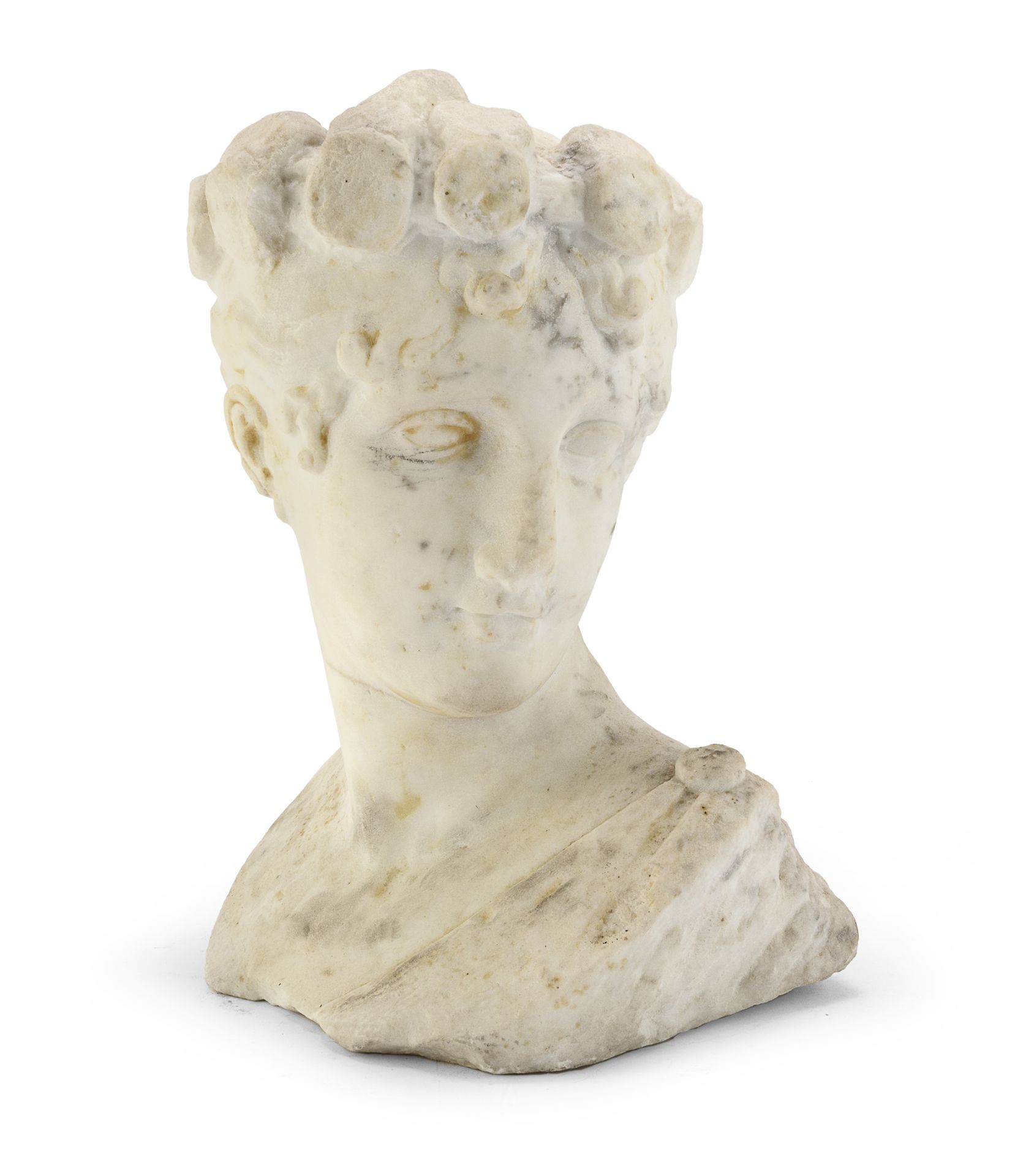 Null 白色大理石头，18世纪

描绘了一个女人的脸转向，头发上有一个蝴蝶结。

尺寸为40 x 26 x 27厘米。

失踪。