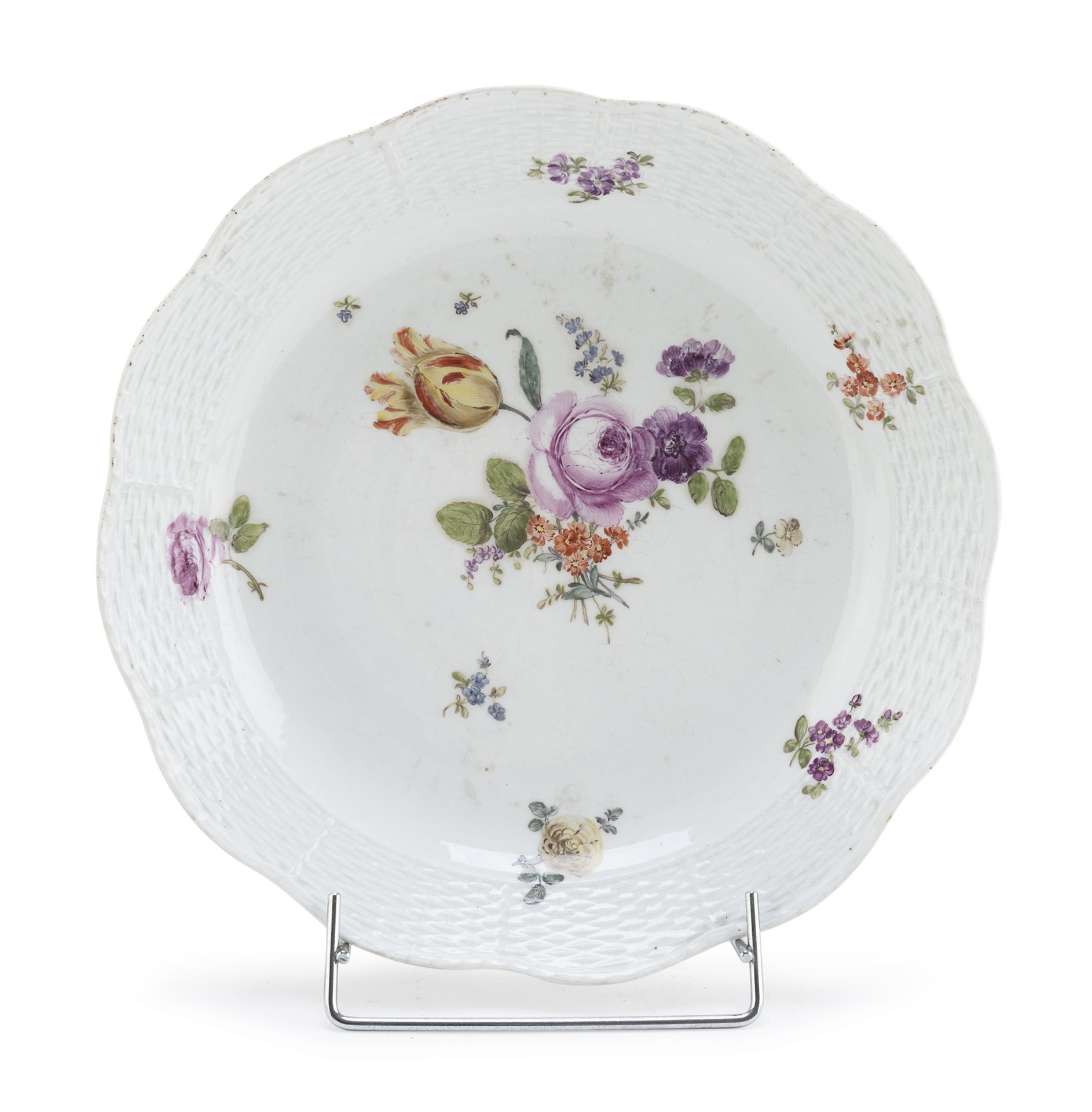 Null 瓷盘，迈森19世纪初

白色珐琅和多色的，有 "束 "花装饰。篮子的边界。

底下有蓝色标记。

直径34厘米。