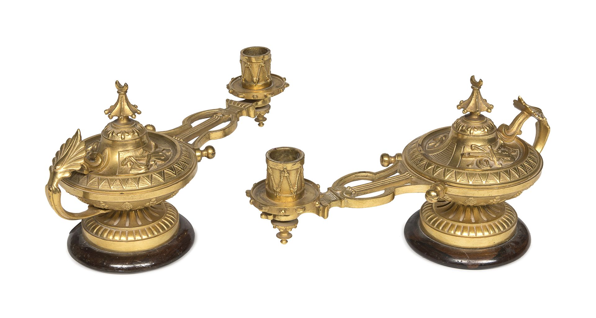 Null 一对鎏金铜油灯，20世纪

帝国路线，有琴形的烛台和凿出的凯旋和肋骨。大理石底座。

尺寸为17.5 x 13.5 x 29厘米。