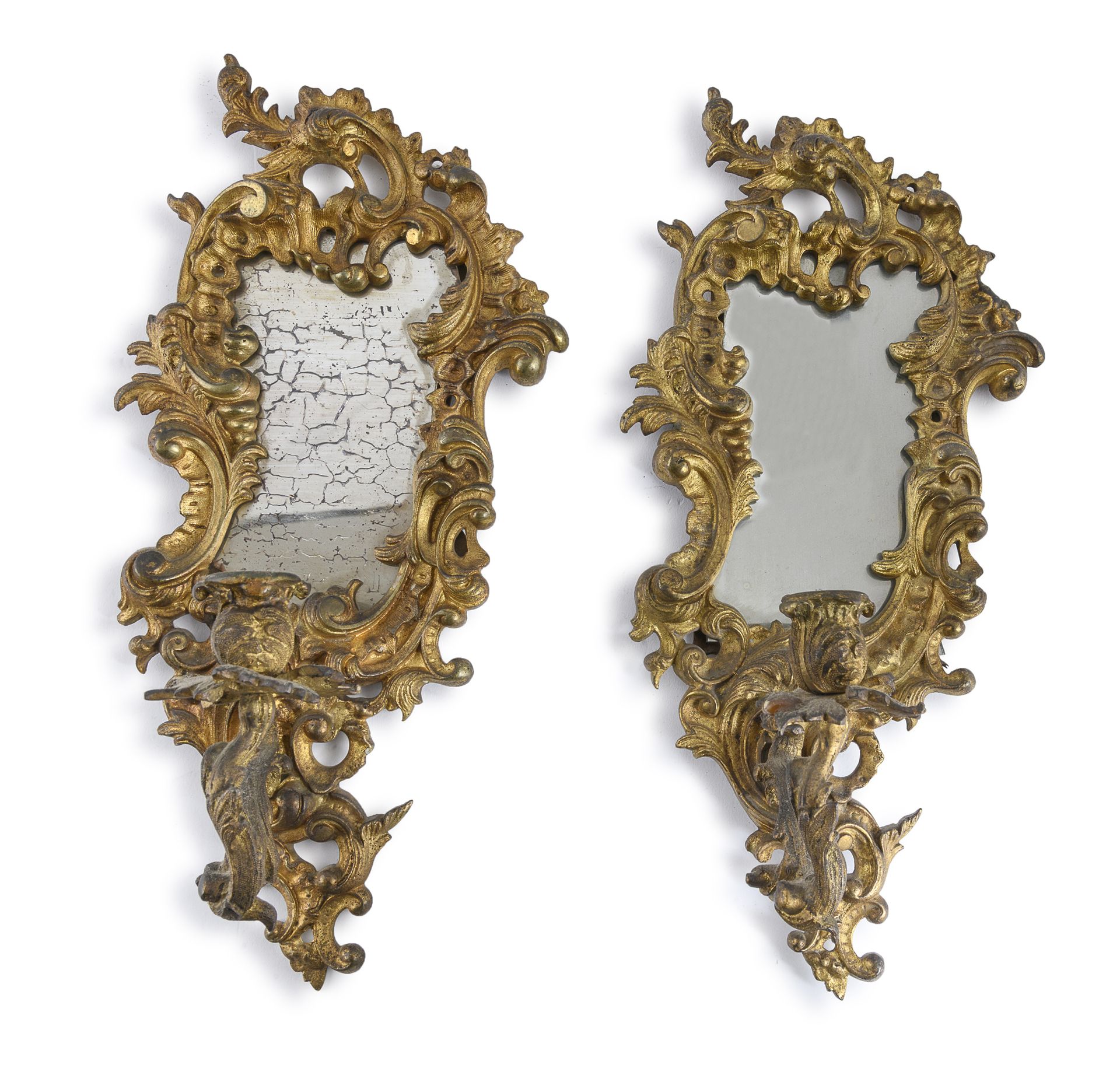 Null 一对鎏金铜质小镜子，19世纪

路易十五的线条，以刺桐叶和罗卡耶斯为底纹。底部有一个灌木臂的烛台。

尺寸为26 x 13 x 10厘米。