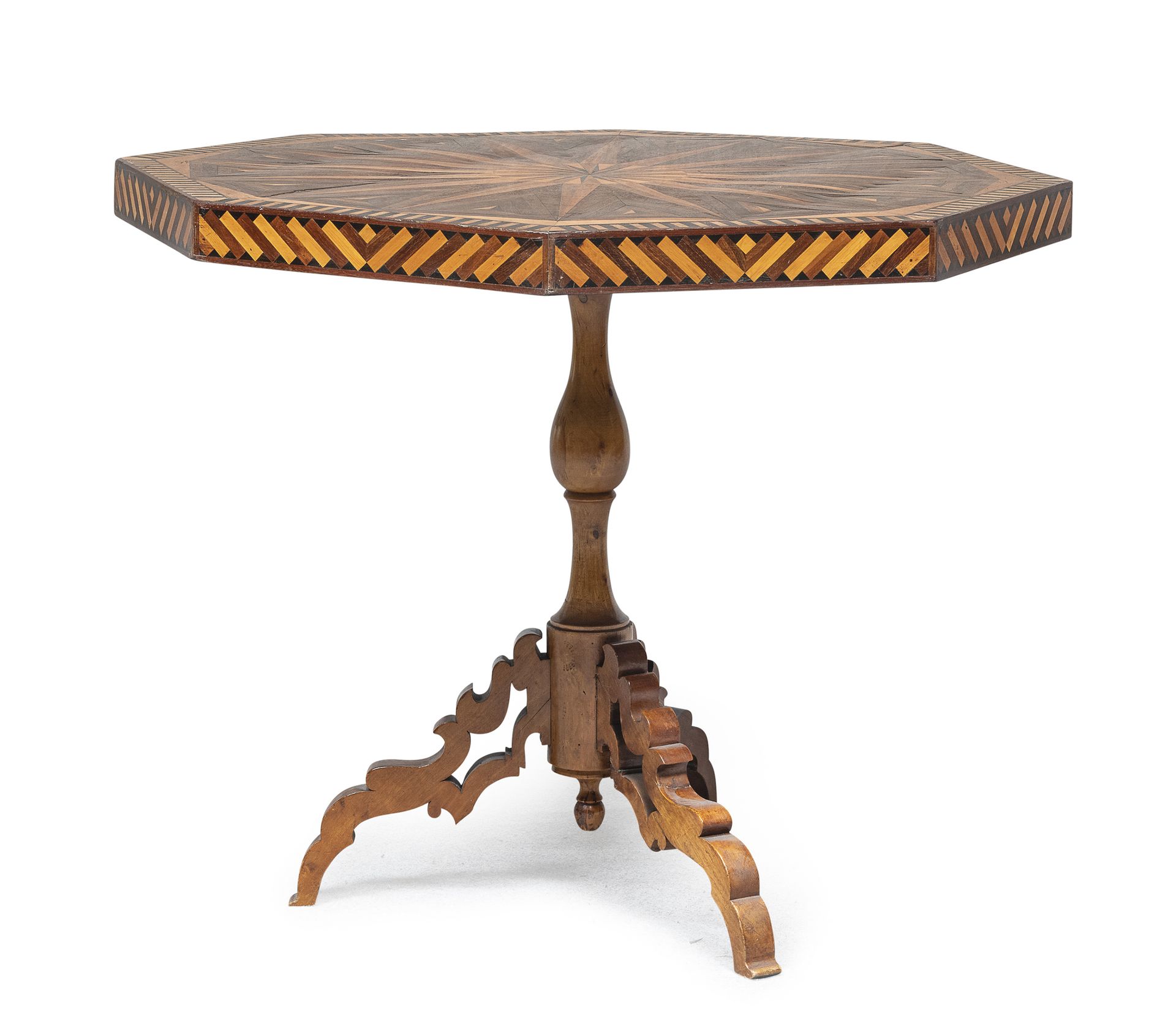 Null 美丽的八角桌，意大利北部，19世纪

胡桃木顶部镶嵌着紫色和粉色的乌木，枫木和风铃木，并有仿鲁丹丁的边框。线轴腿，脚上雕刻有卷轴。

尺寸为73 x &hellip;