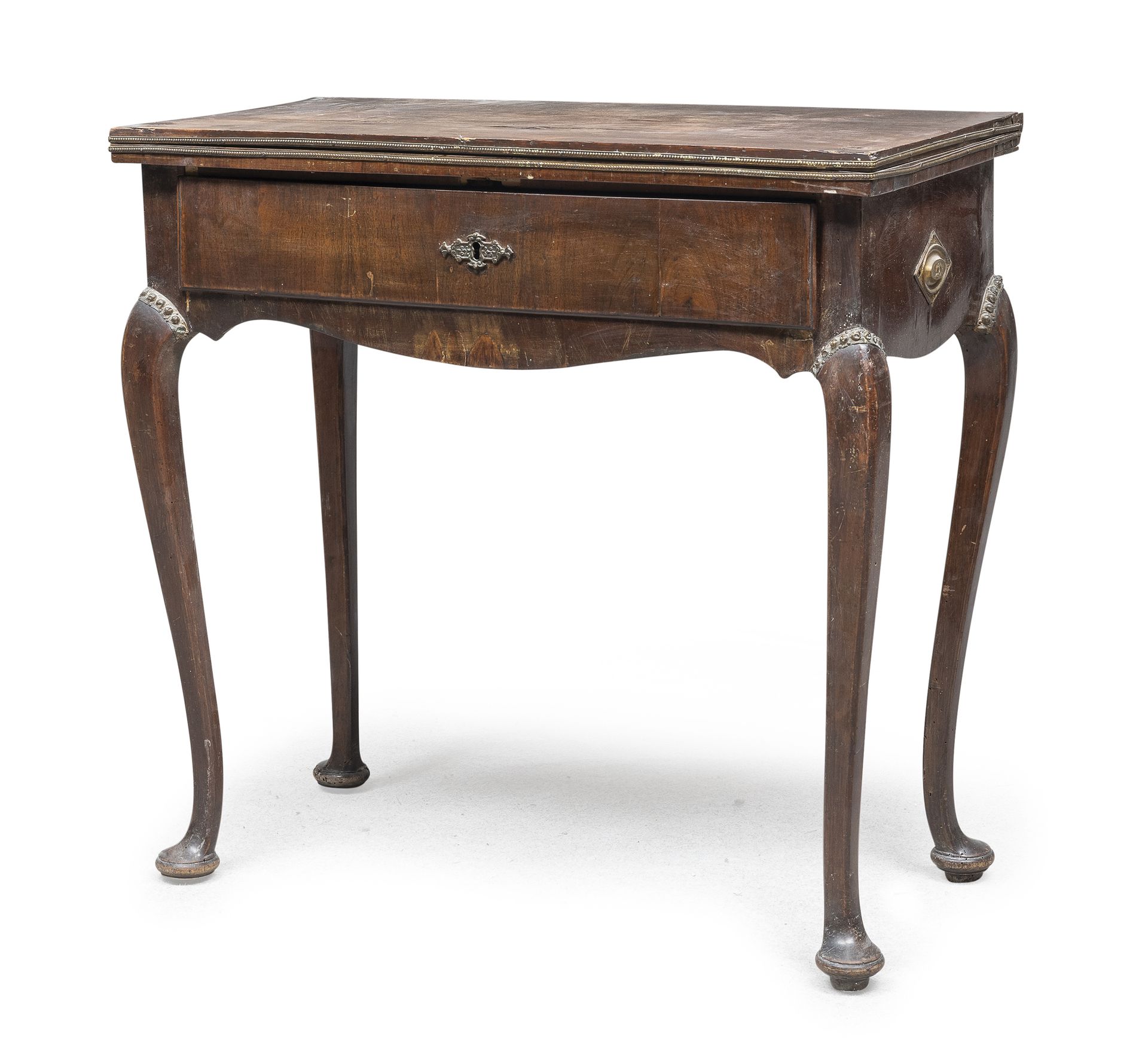 Null 胡桃木牌桌，可能来自艾米利亚，18世纪

书面匹配的顶部，平滑带，宽肩拱形腿，带蹼的脚。

尺寸 cm. 81 x 83 x 42.

对腿部进行修复&hellip;